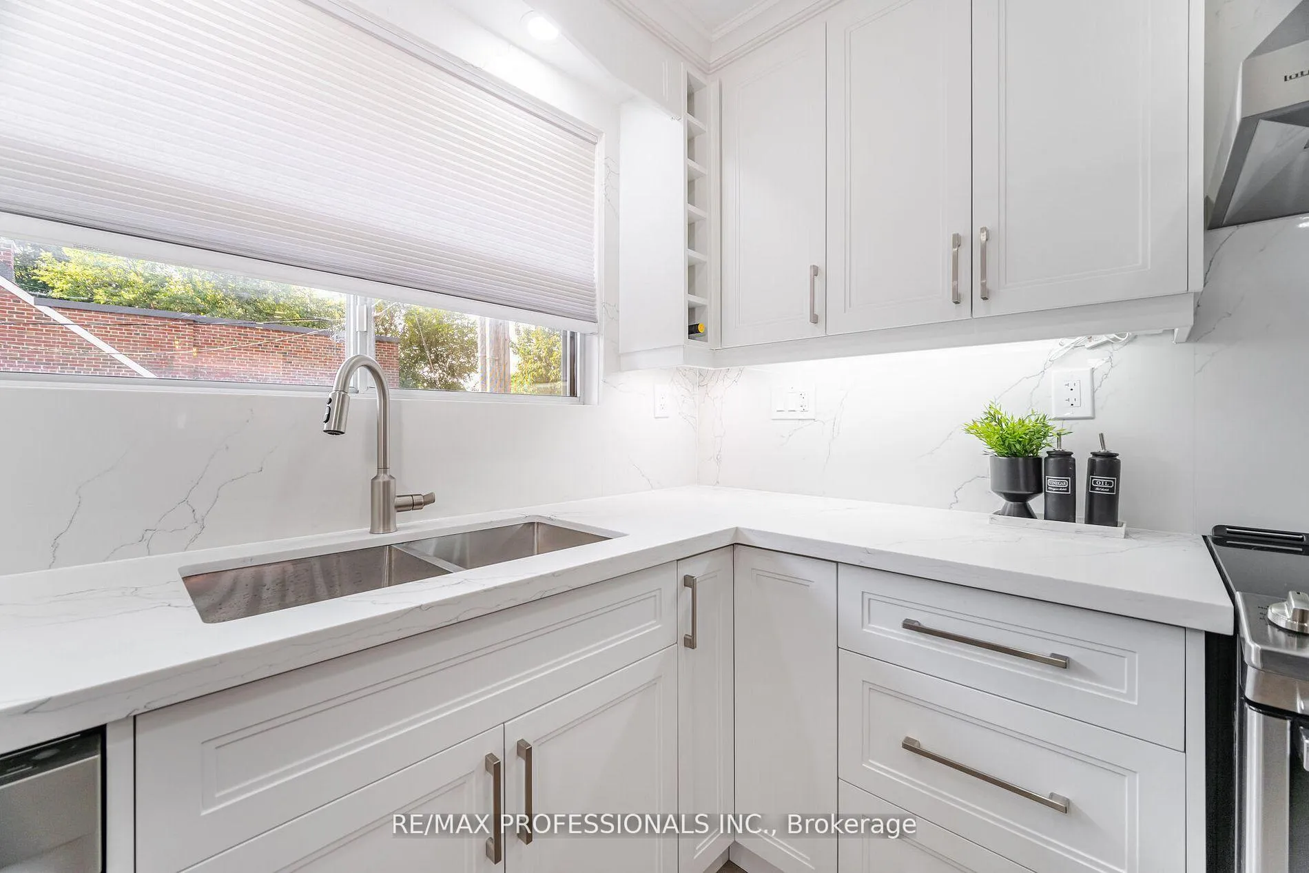 Photo 18 of 718 Royal York Road, Etobicoke, Stonegate-Queensway — HOMEH