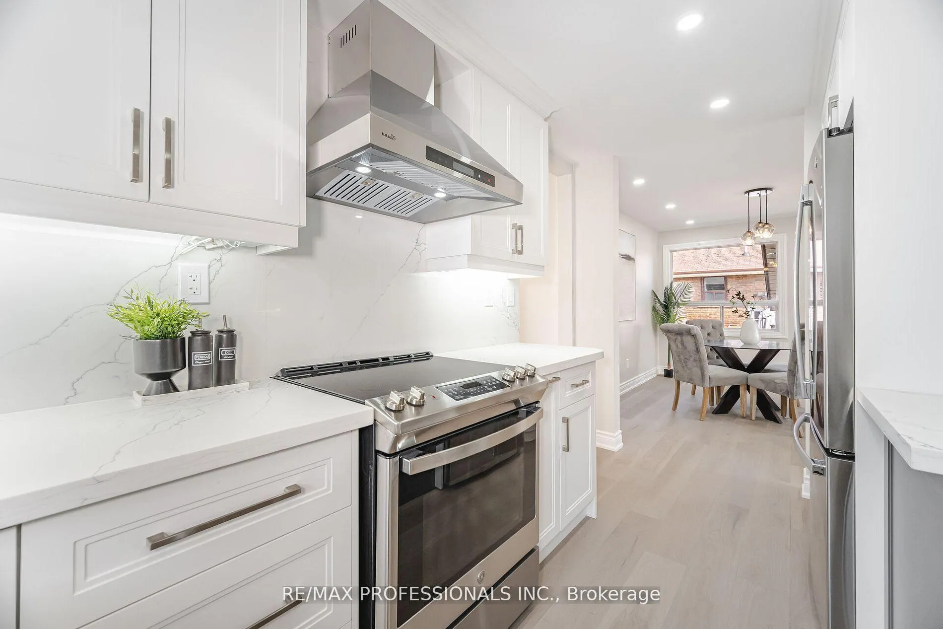 Photo 19 of 718 Royal York Road, Etobicoke, Stonegate-Queensway — HOMEH
