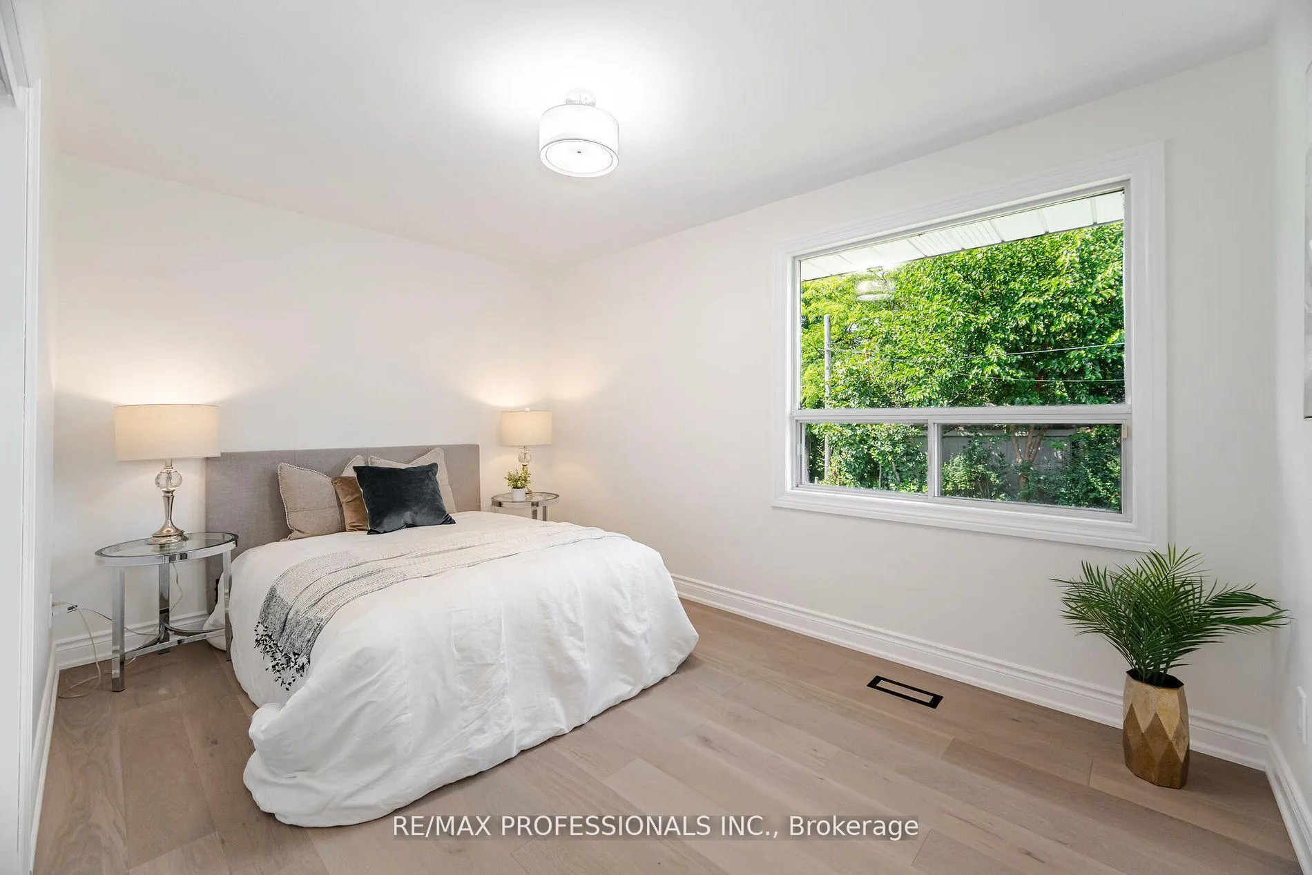 Photo 25 of 718 Royal York Road, Etobicoke, Stonegate-Queensway — HOMEH