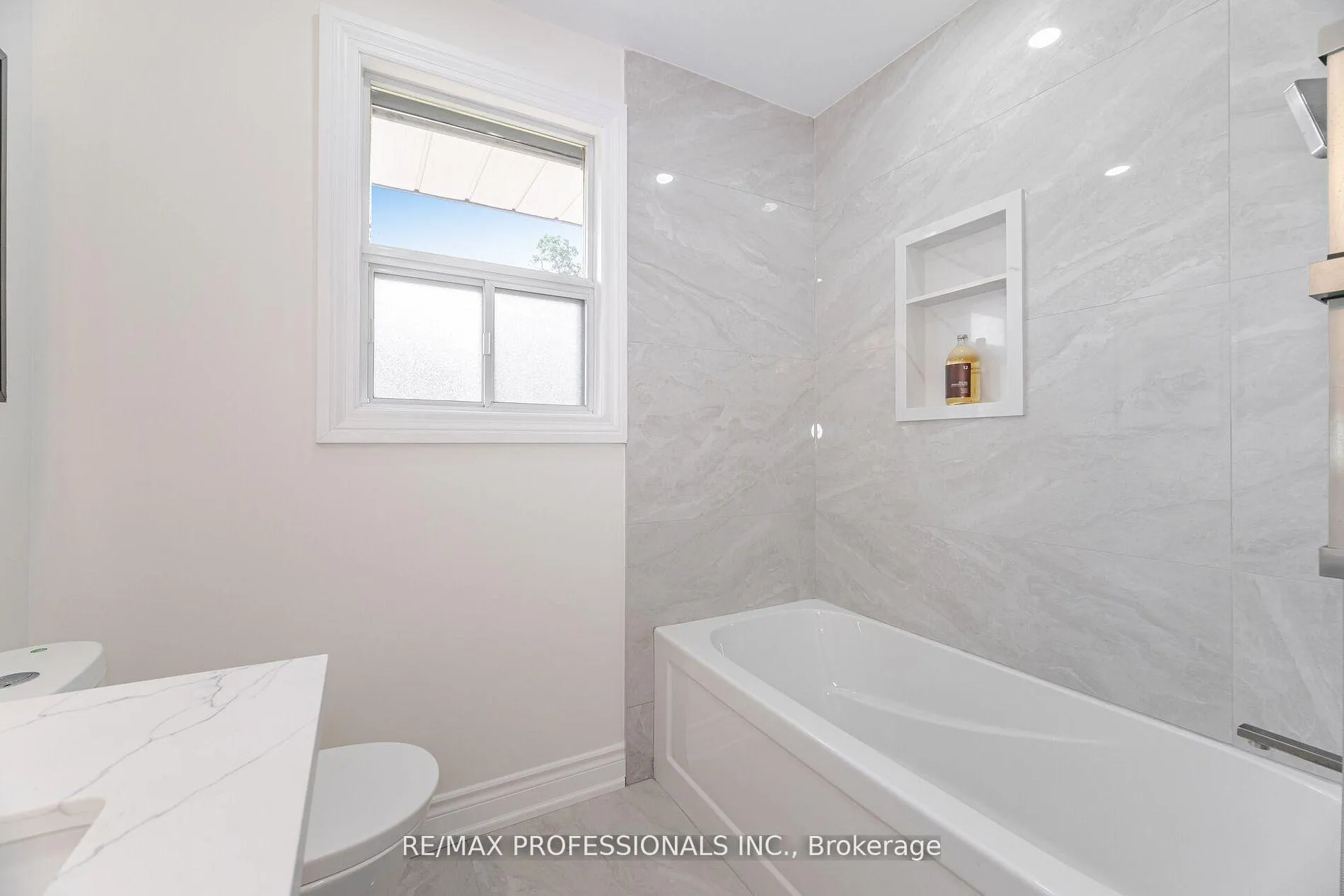 Photo 31 of 718 Royal York Road, Etobicoke, Stonegate-Queensway — HOMEH