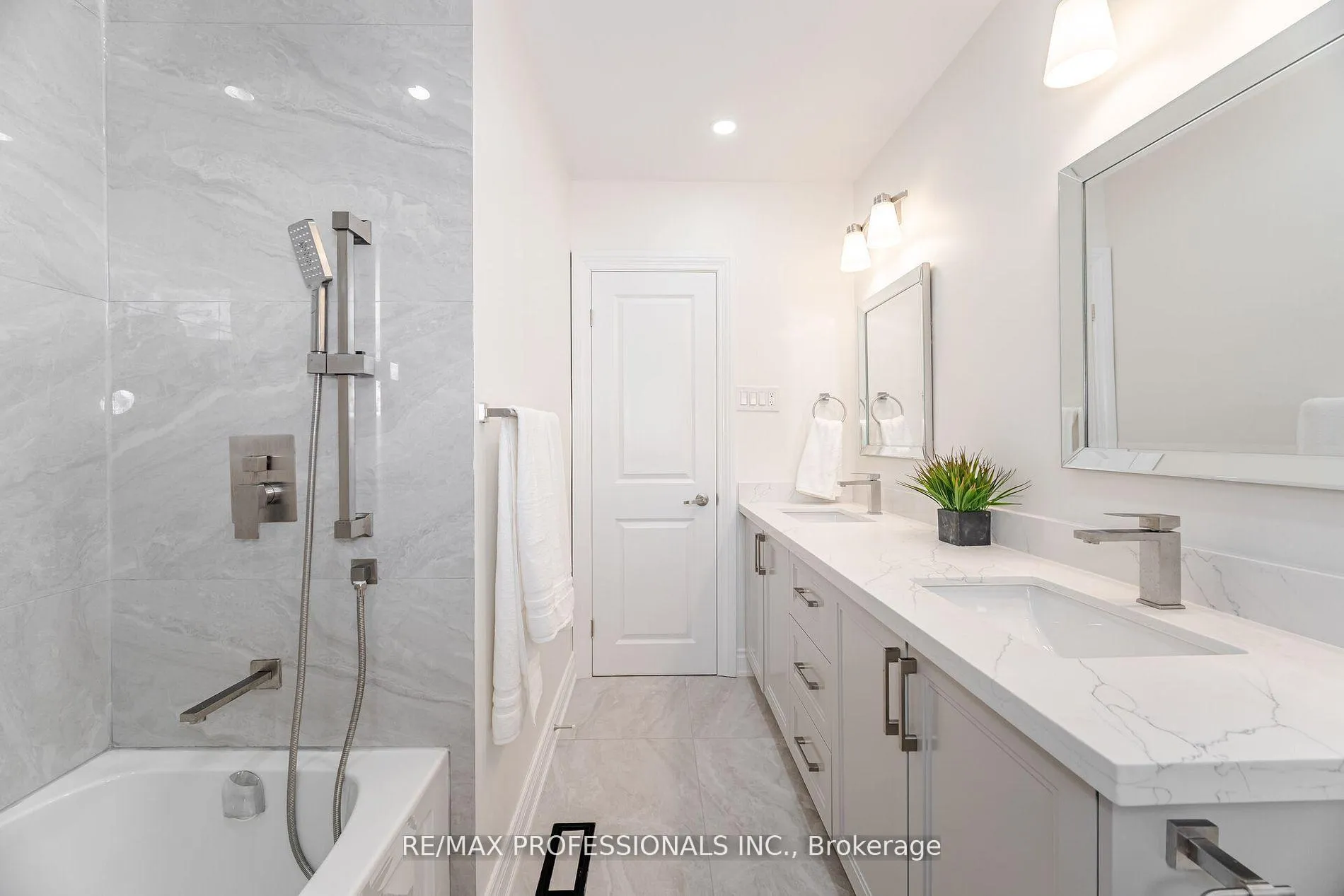 Photo 32 of 718 Royal York Road, Etobicoke, Stonegate-Queensway — HOMEH
