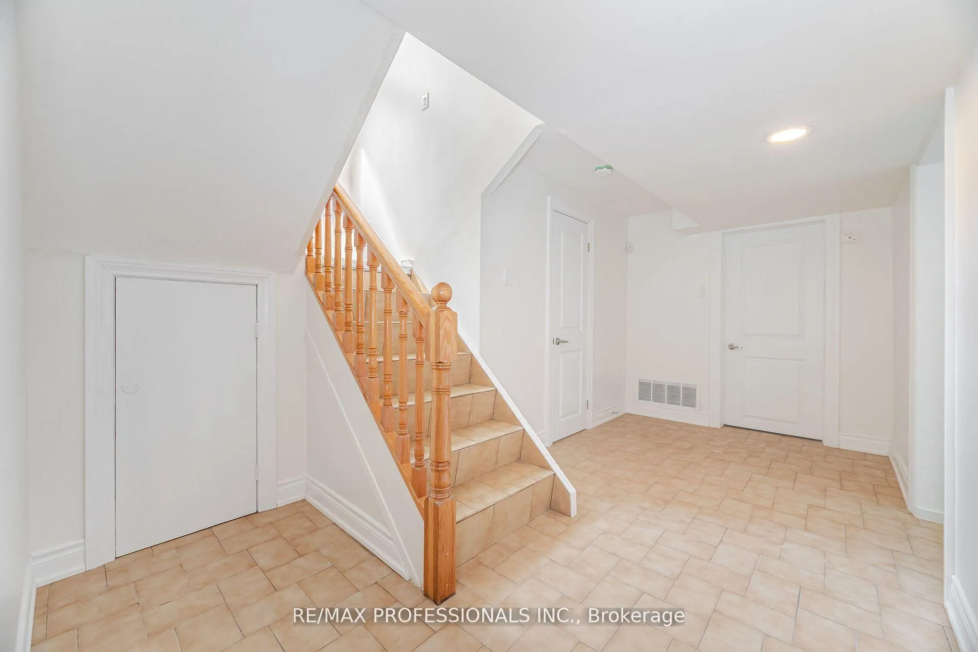 Photo 33 of 718 Royal York Road, Etobicoke, Stonegate-Queensway — HOMEH