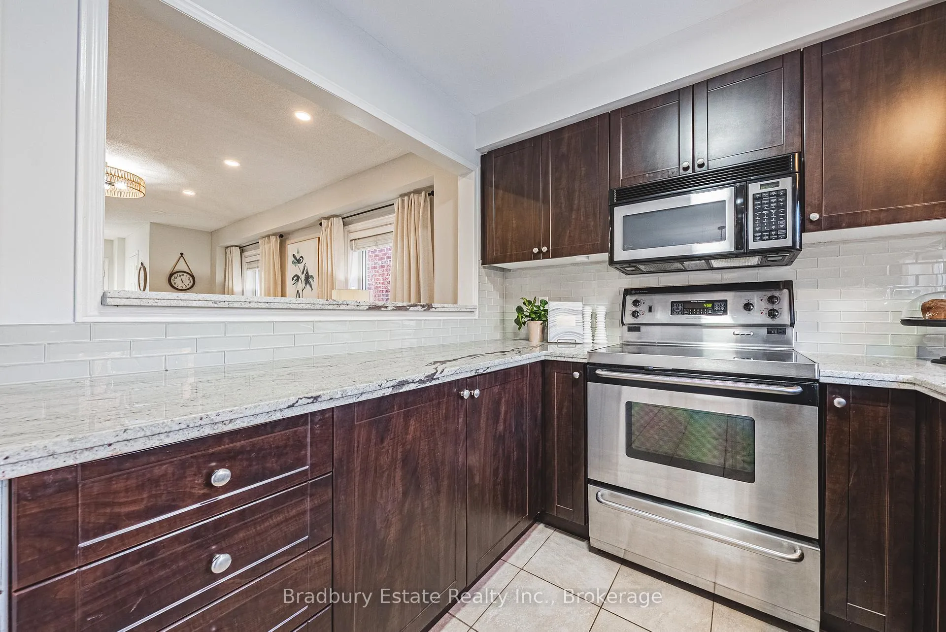 Photo 10 of 2292 Seton Crescent, Burlington, Orchard — HOMEH