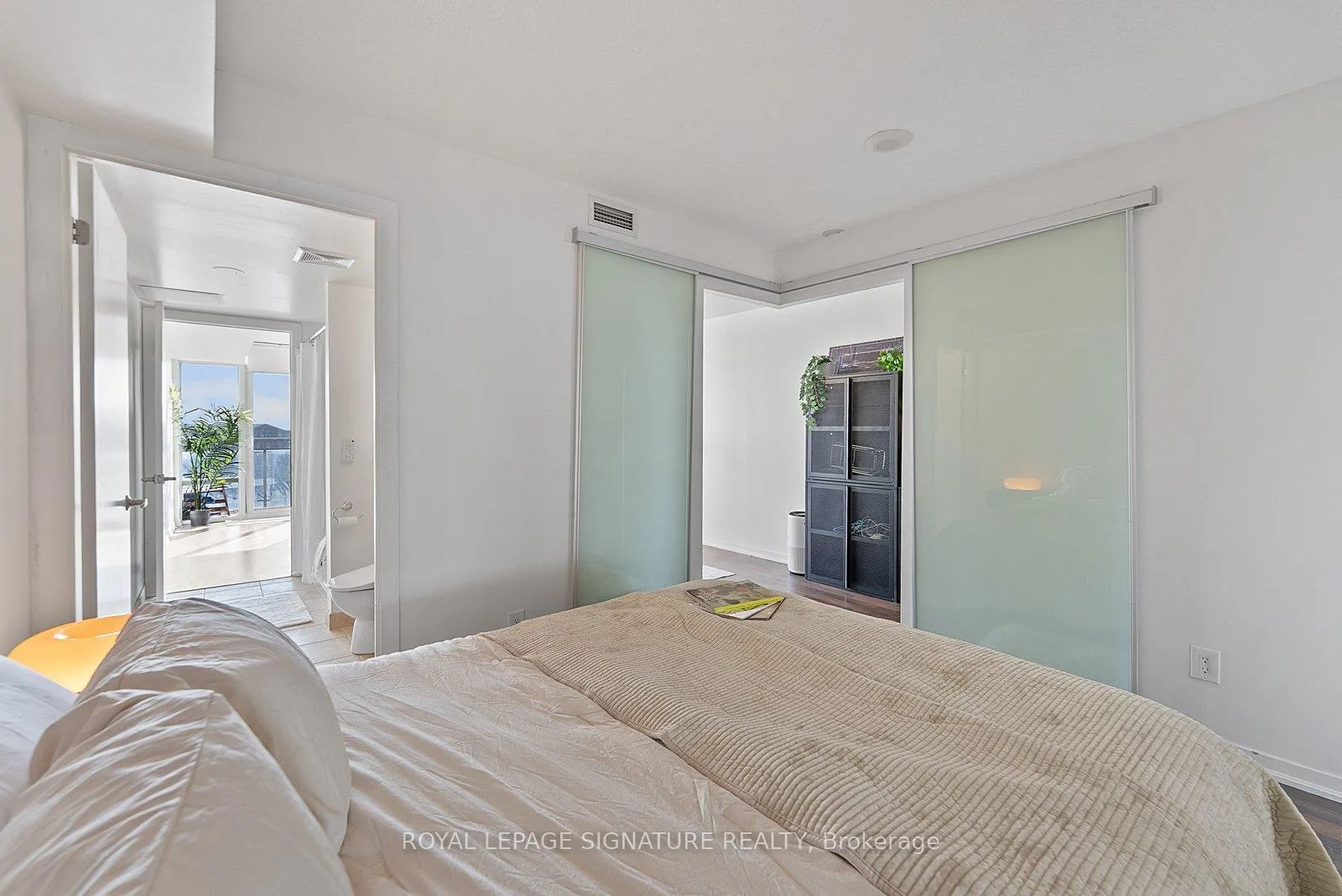Photo 5 of Unit 1013, 38 Joe Shuster Way, Toronto, South Parkdale — HOMEH