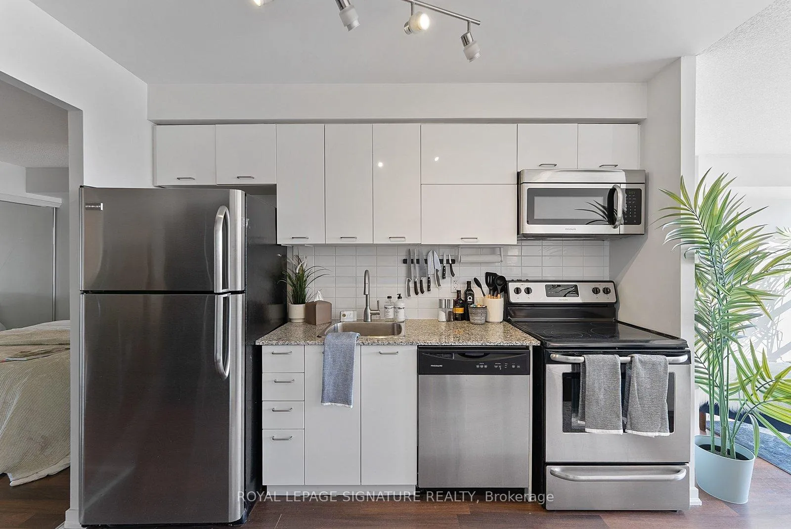 Photo 10 of Unit 1013, 38 Joe Shuster Way, Toronto, South Parkdale — HOMEH