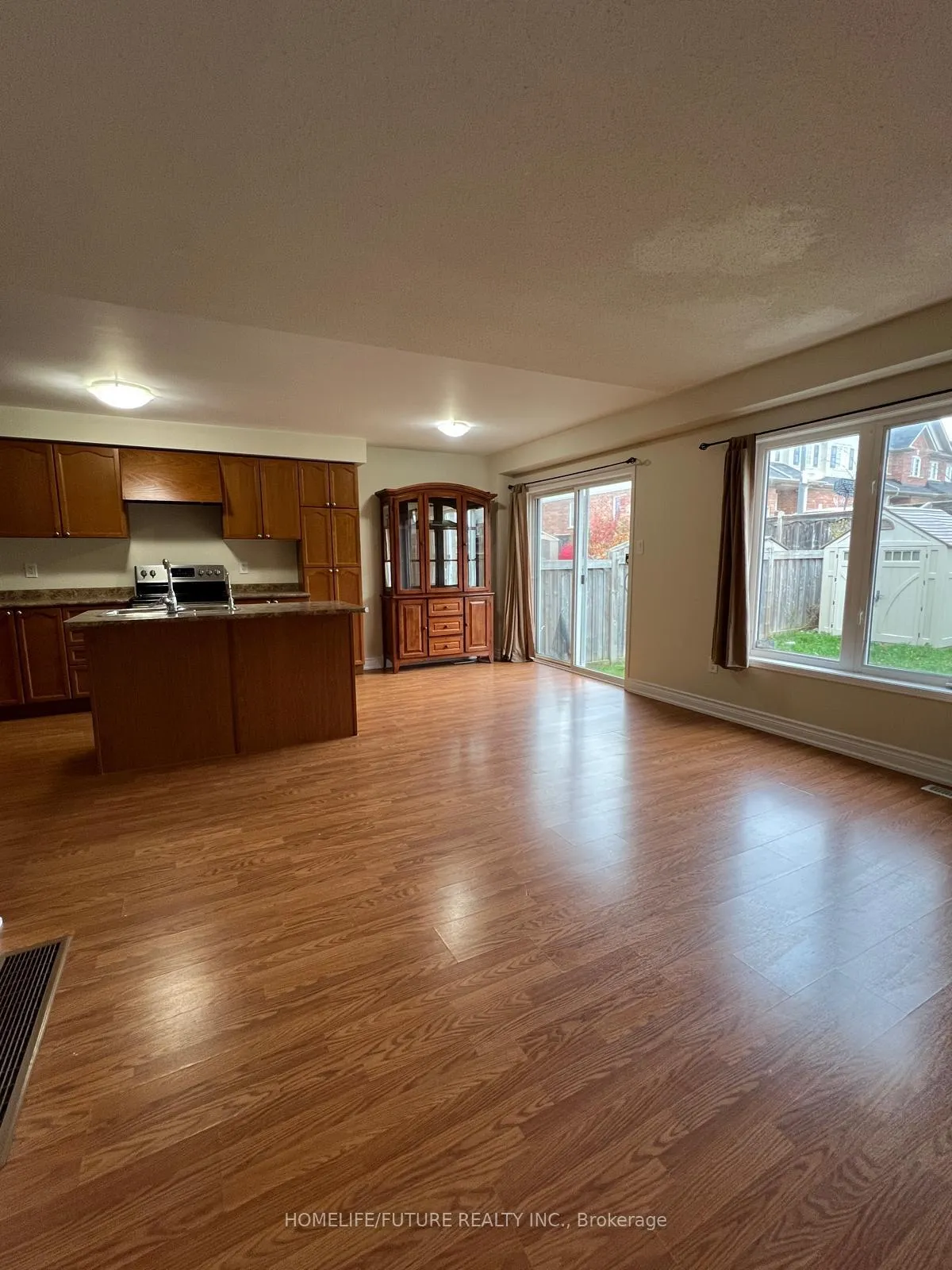 Photo 2 of 921 Taggart Crescent, Oshawa, Pinecrest — HOMEH