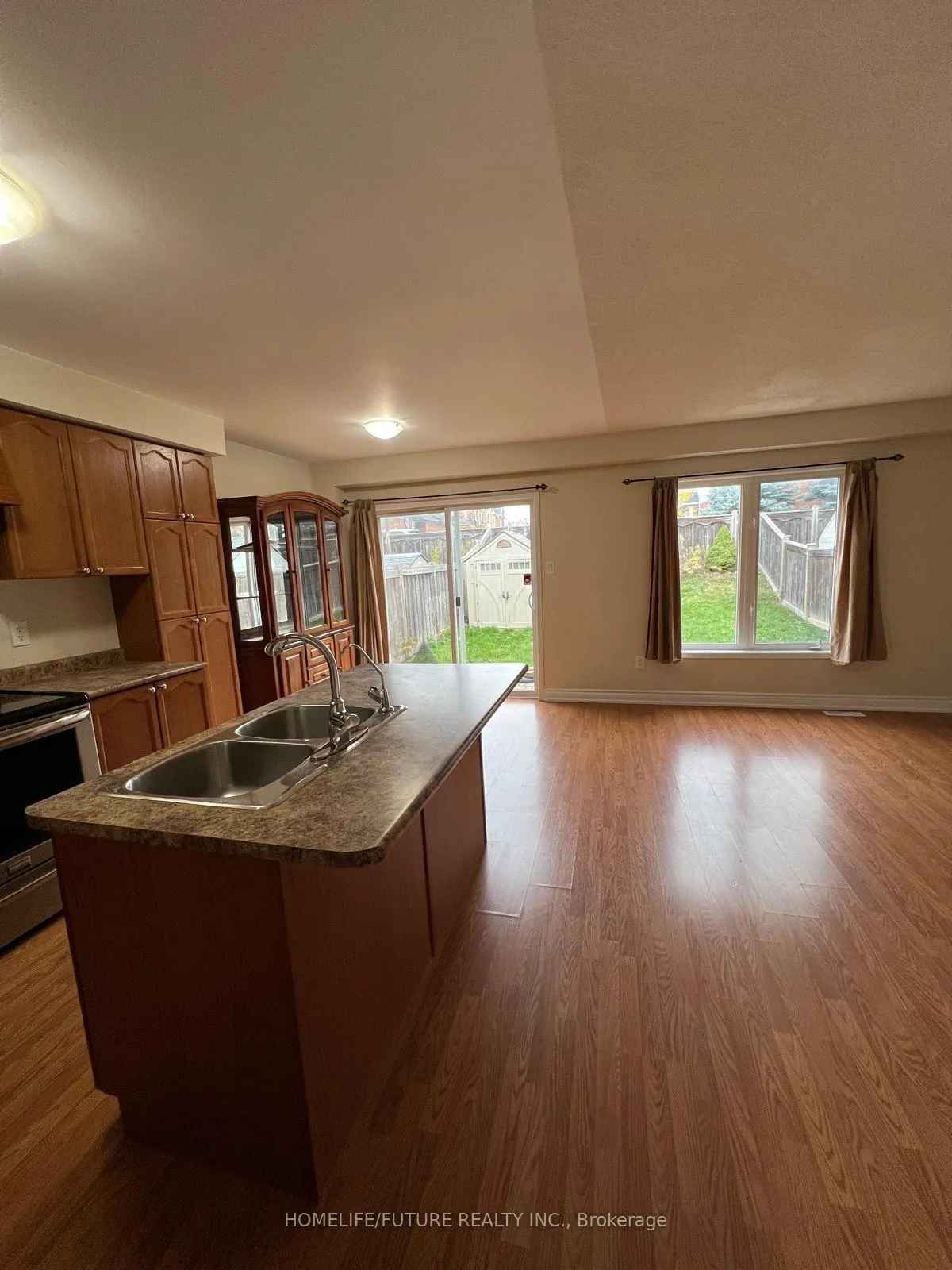 Photo 3 of 921 Taggart Crescent, Oshawa, Pinecrest — HOMEH