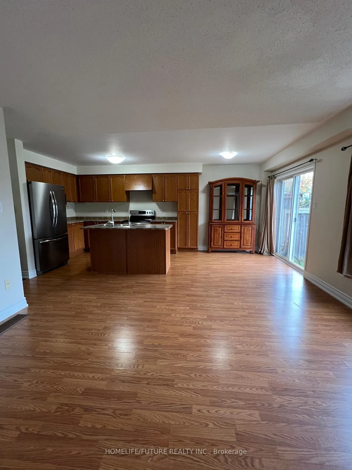 Photo 4 of 921 Taggart Crescent, Oshawa, Pinecrest — HOMEH