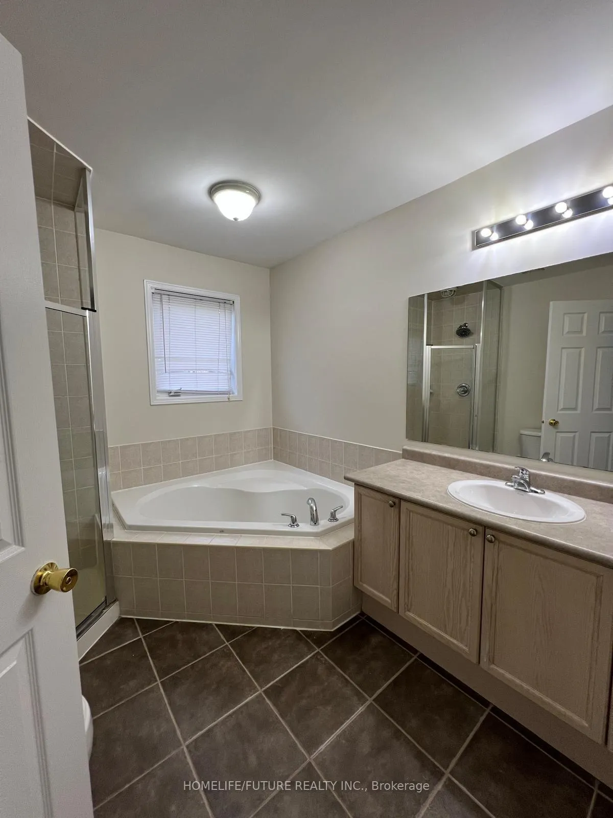 Photo 9 of 921 Taggart Crescent, Oshawa, Pinecrest — HOMEH