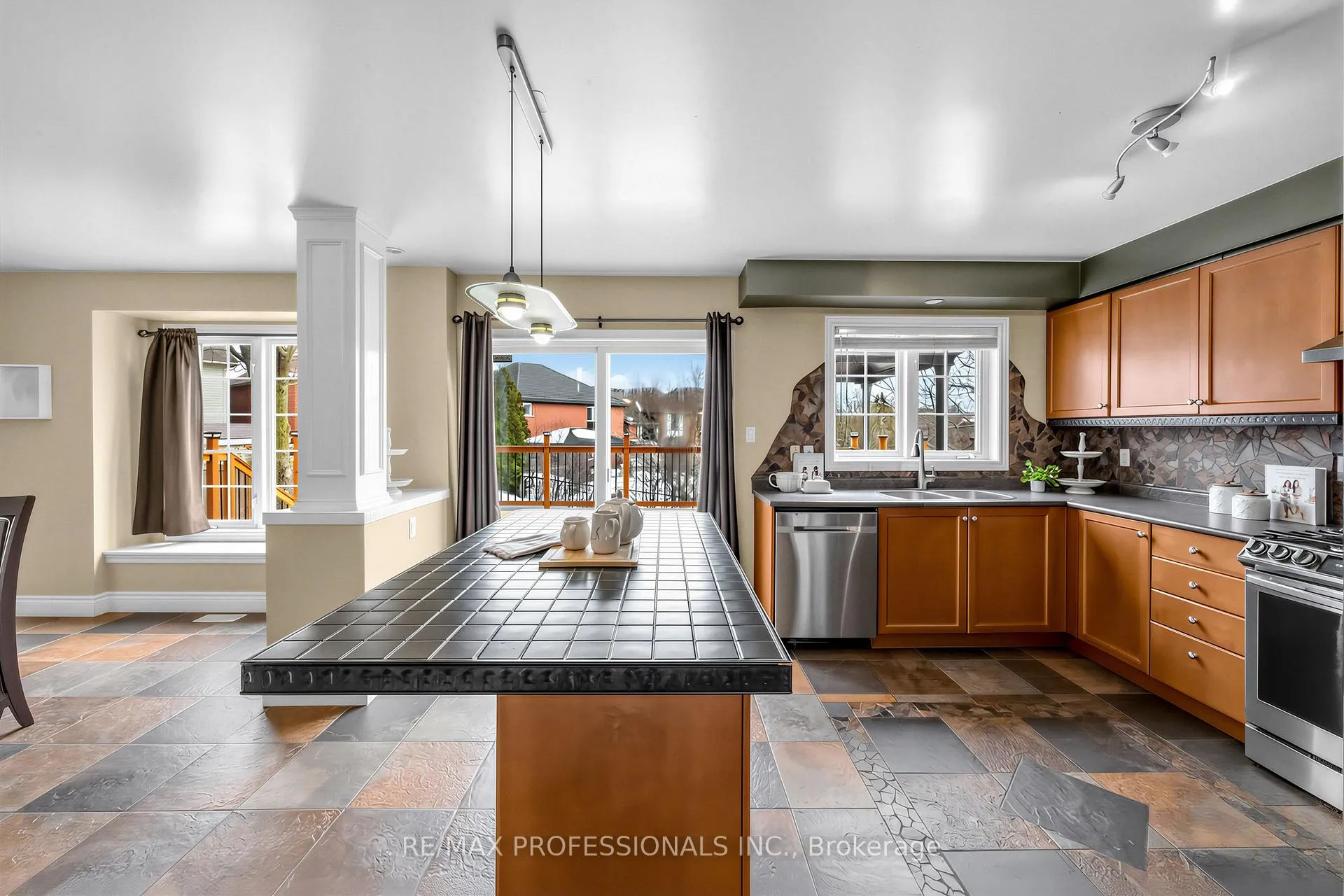 Photo 10 of 18 Brambirch Crescent, Brampton, Northwest Sandalwood Parkway — HOMEH