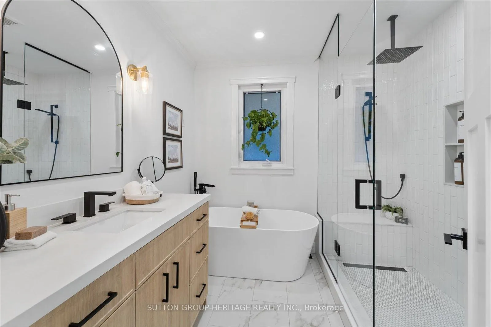 Photo 11 of 44 Queen Street, Clarington, Bowmanville — HOMEH