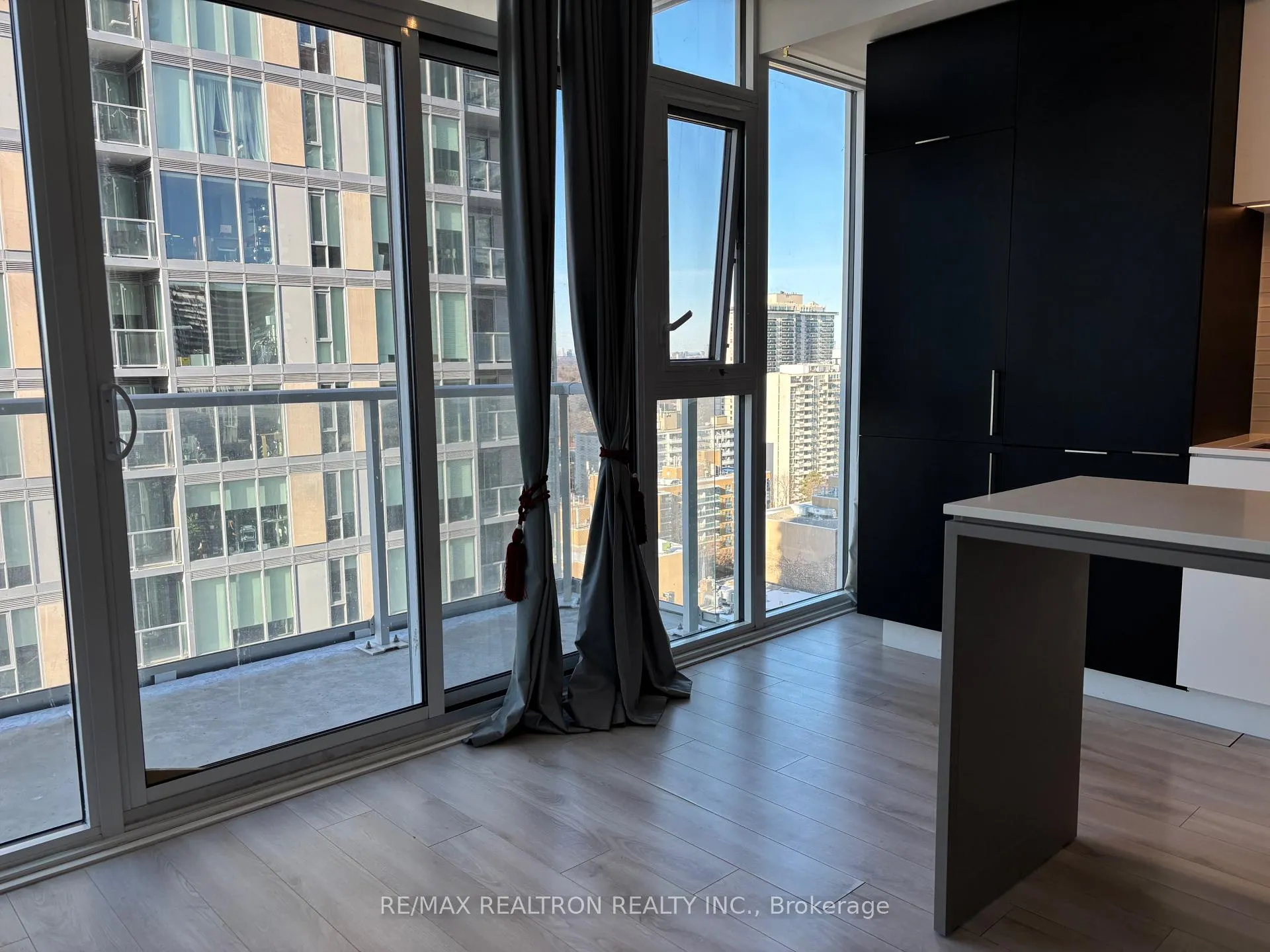 Photo 8 of Unit 1302, 33 Helendale Avenue, Toronto, Yonge-Eglinton — HOMEH