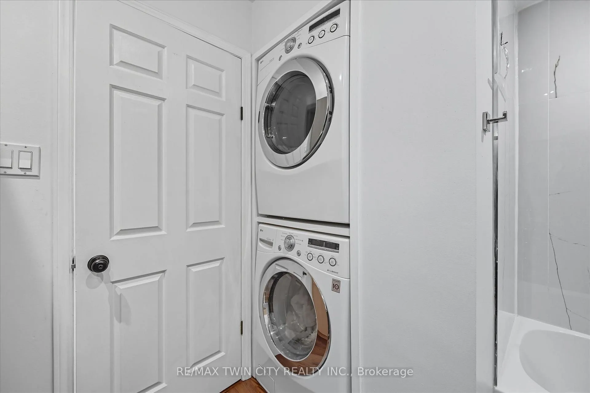 Photo 26 of 275 Greenbriar Road, Hamilton, Meadowlands — HOMEH