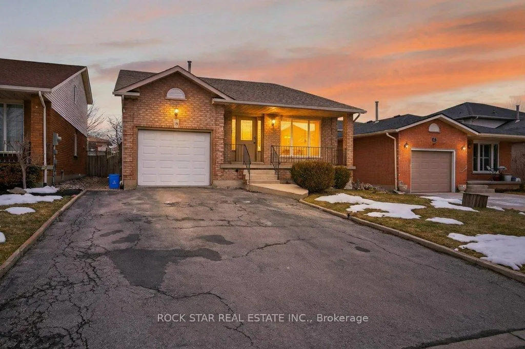 Photo 2 of 18 Hillgarden Drive, Hamilton, Stoney Creek Mountain — HOMEH
