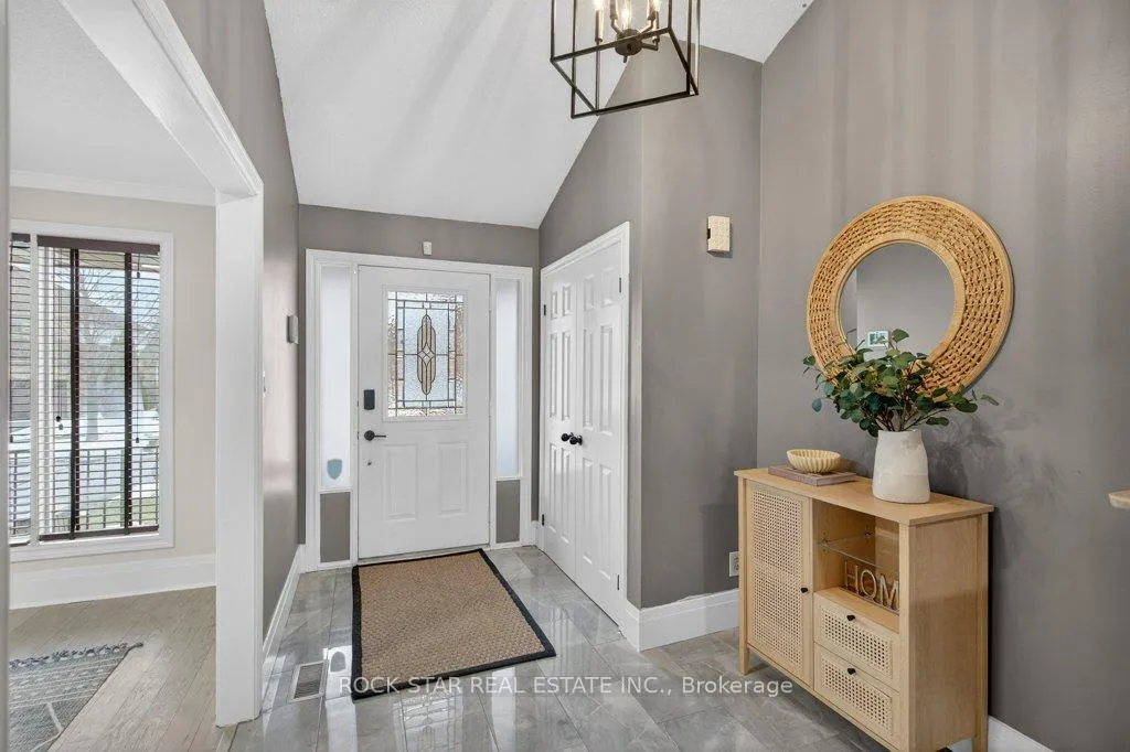 Photo 3 of 18 Hillgarden Drive, Hamilton, Stoney Creek Mountain — HOMEH
