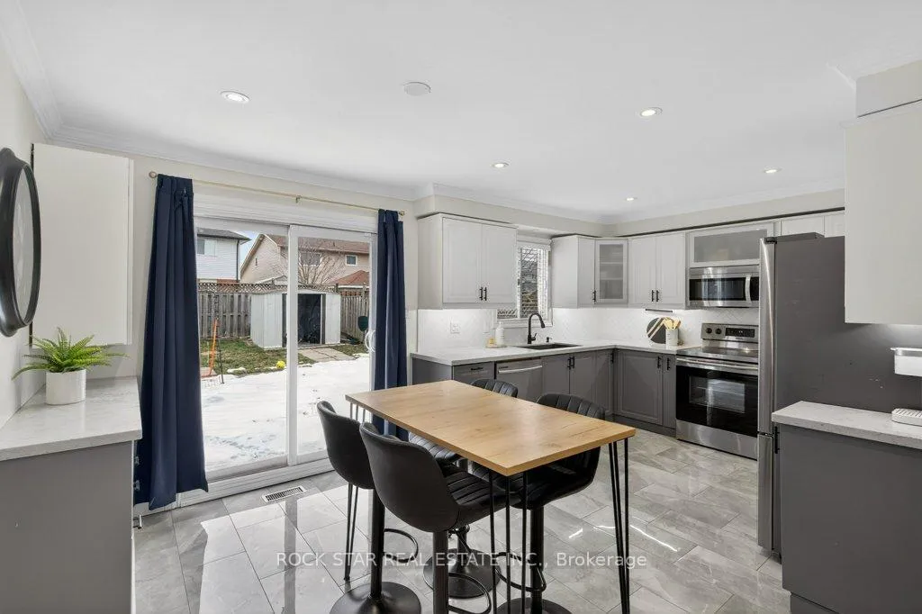Photo 9 of 18 Hillgarden Drive, Hamilton, Stoney Creek Mountain — HOMEH