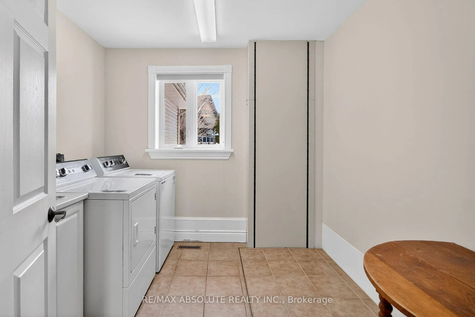 Photo 4 of 223 Jensen Court, Ottawa, Carp — HOMEH