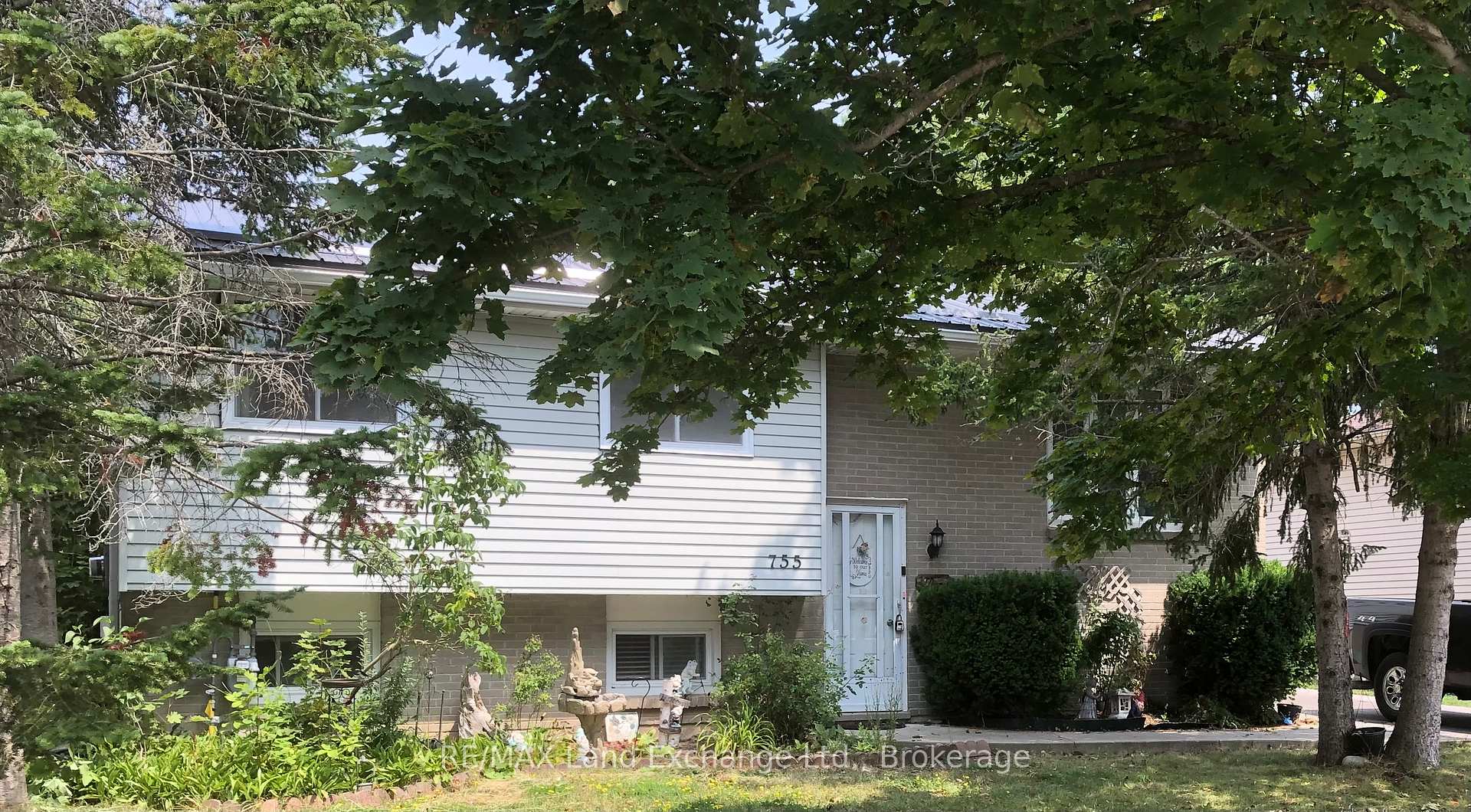 Front of 755 Palmateer Drive