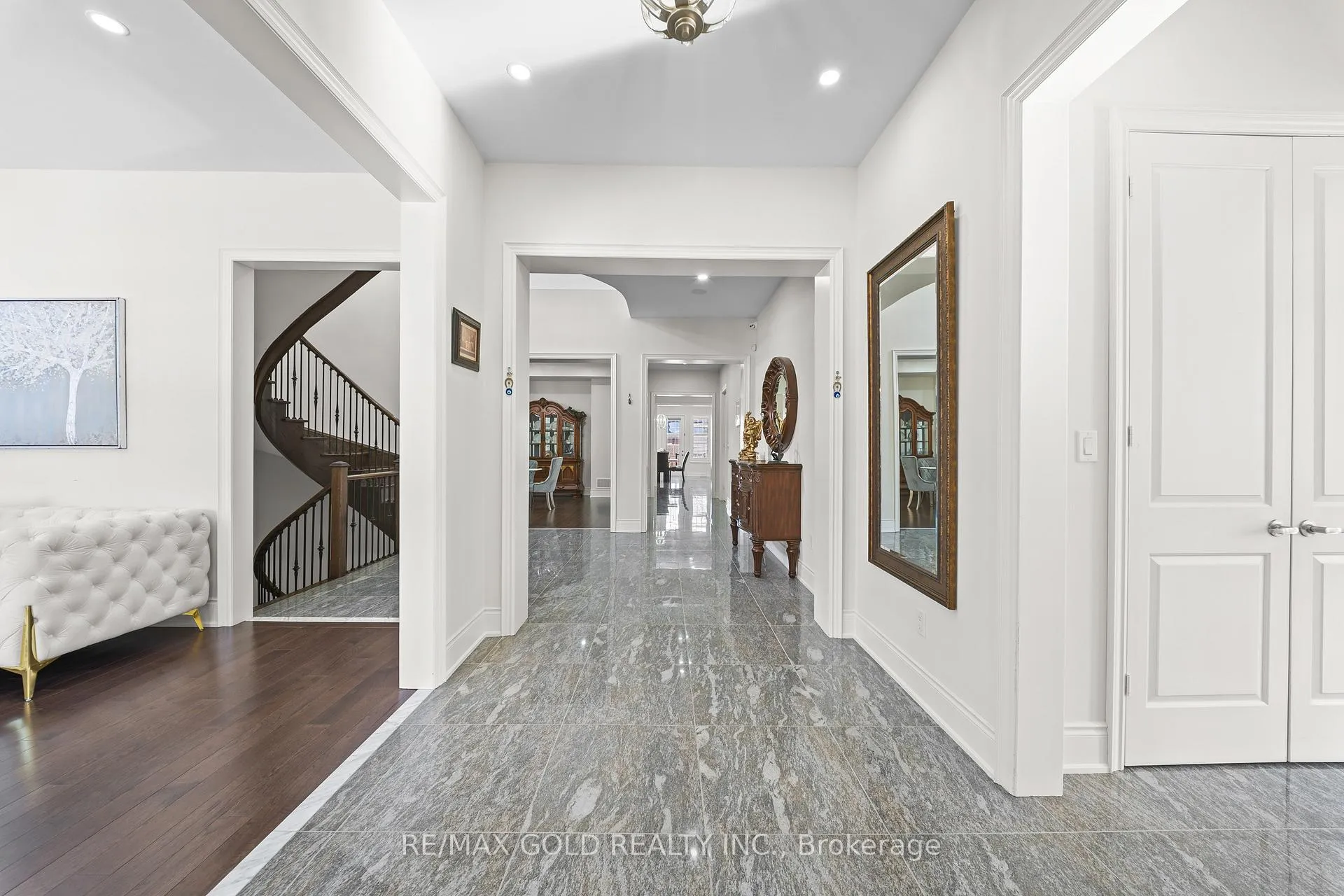Photo 3 of 8 Markey Court, Brampton, Toronto Gore Rural Estate — HOMEH