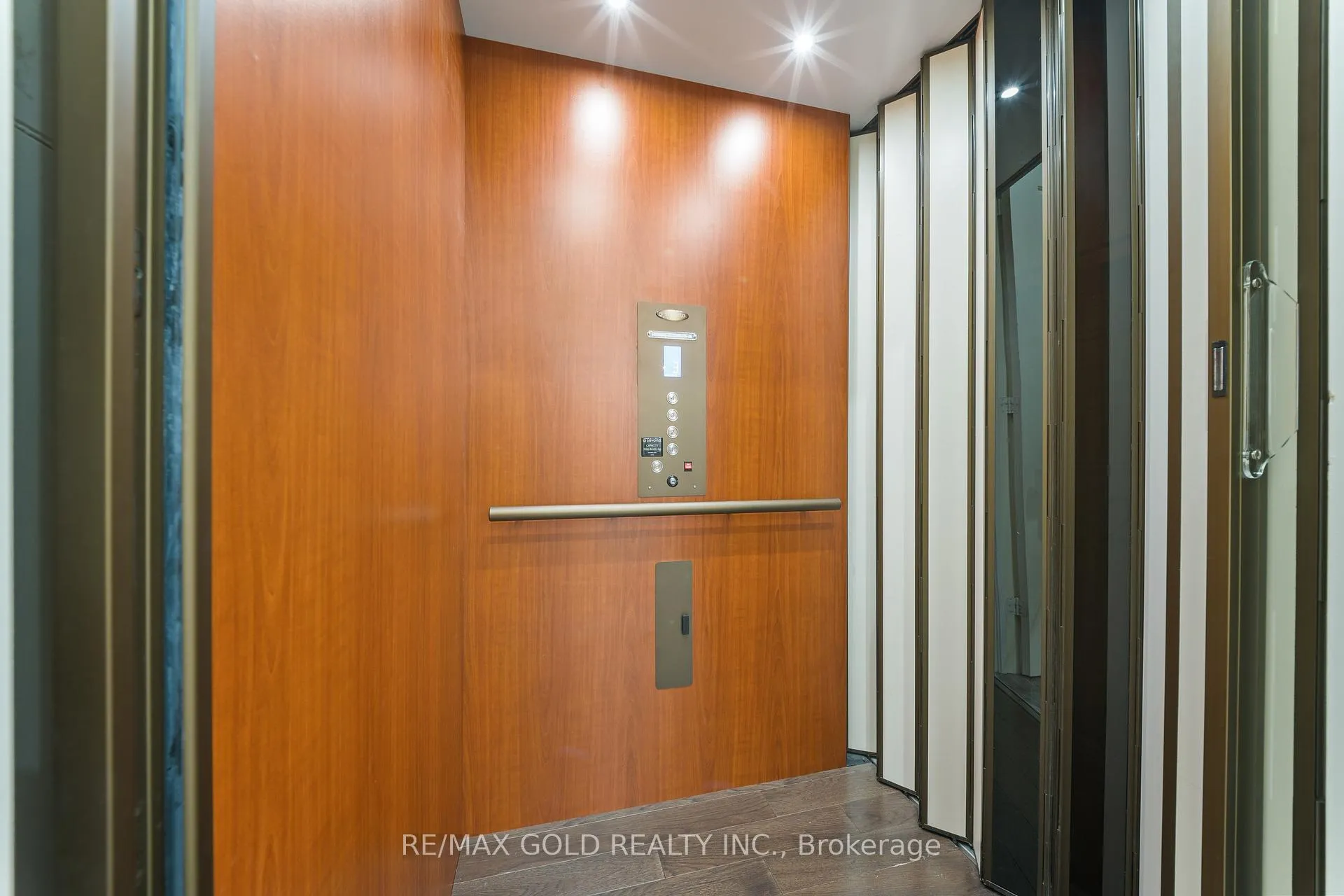 Photo 12 of 8 Markey Court, Brampton, Toronto Gore Rural Estate — HOMEH