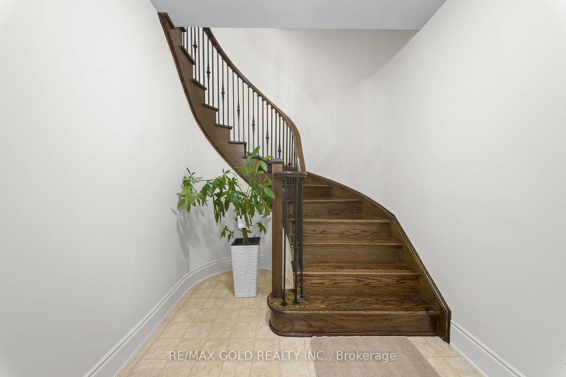Photo 36 of 8 Markey Court, Brampton, Toronto Gore Rural Estate — HOMEH