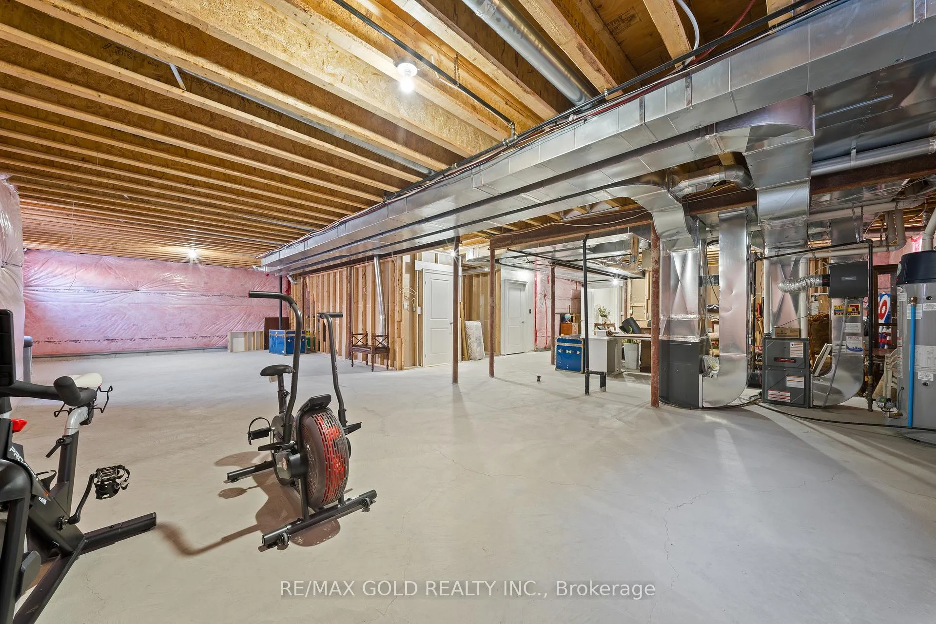 Photo 37 of 8 Markey Court, Brampton, Toronto Gore Rural Estate — HOMEH