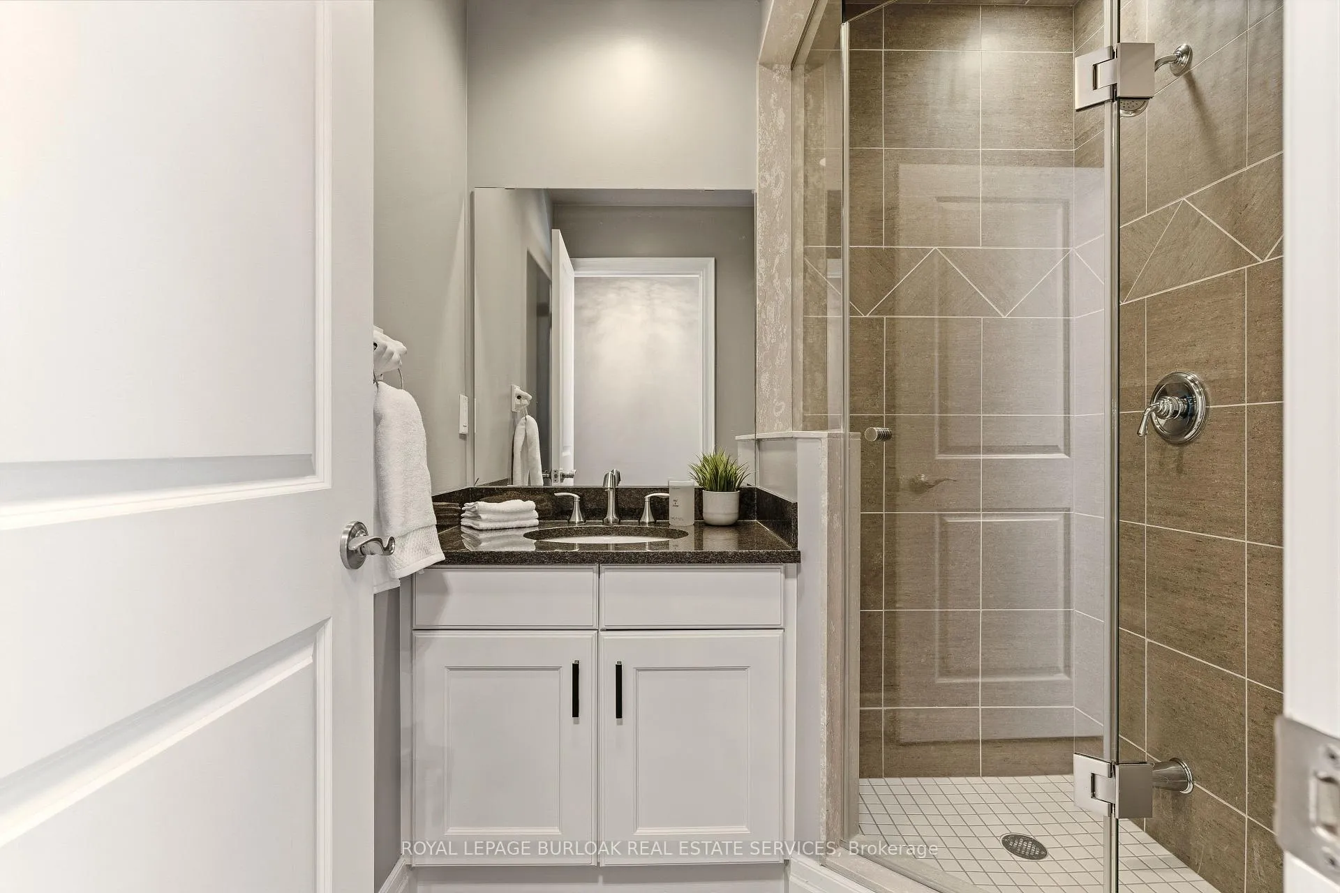 Photo 3 of Unit 804, 360 Pearl Street, Burlington, Brant — HOMEH