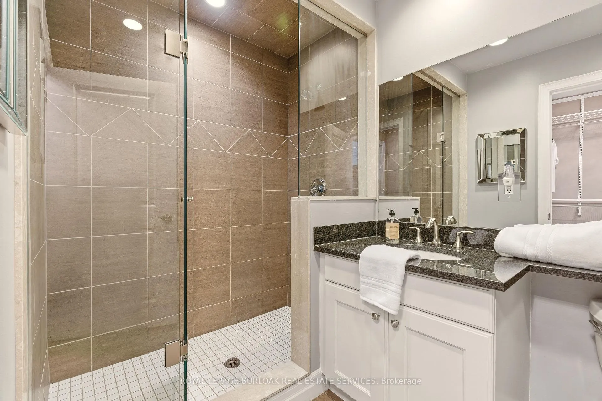 Photo 22 of Unit 804, 360 Pearl Street, Burlington, Brant — HOMEH