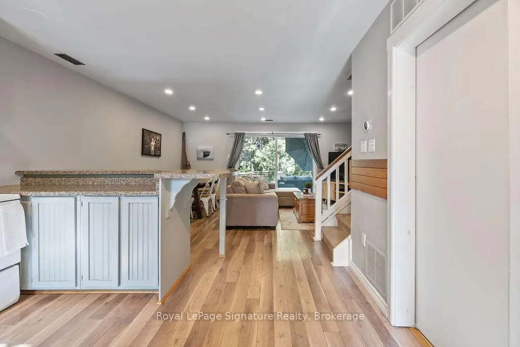 Photo 6 of 124 Escarpment Crescent, Collingwood — HOMEH