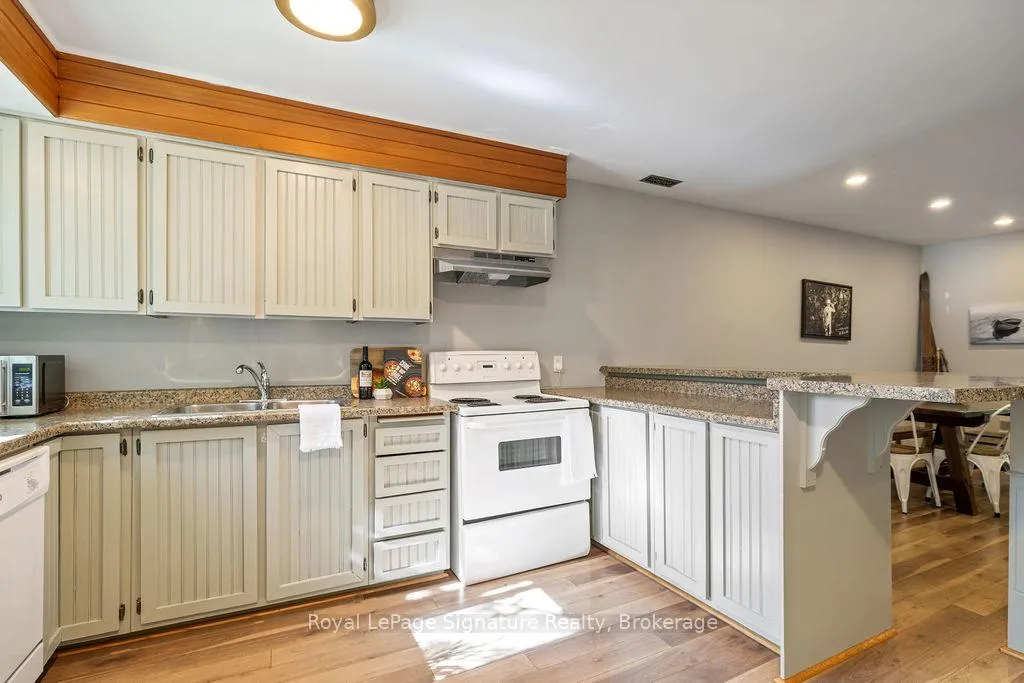 Photo 7 of 124 Escarpment Crescent, Collingwood — HOMEH