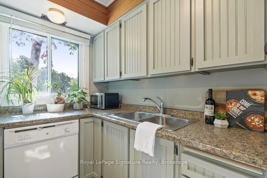 Photo 9 of 124 Escarpment Crescent, Collingwood — HOMEH
