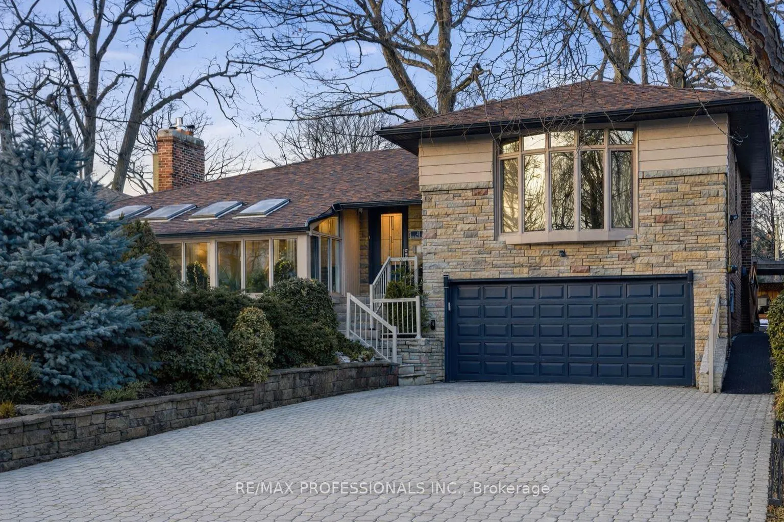 Photo 2 of 21 Ivy Lea Crescent, Etobicoke, Stonegate-Queensway — HOMEH