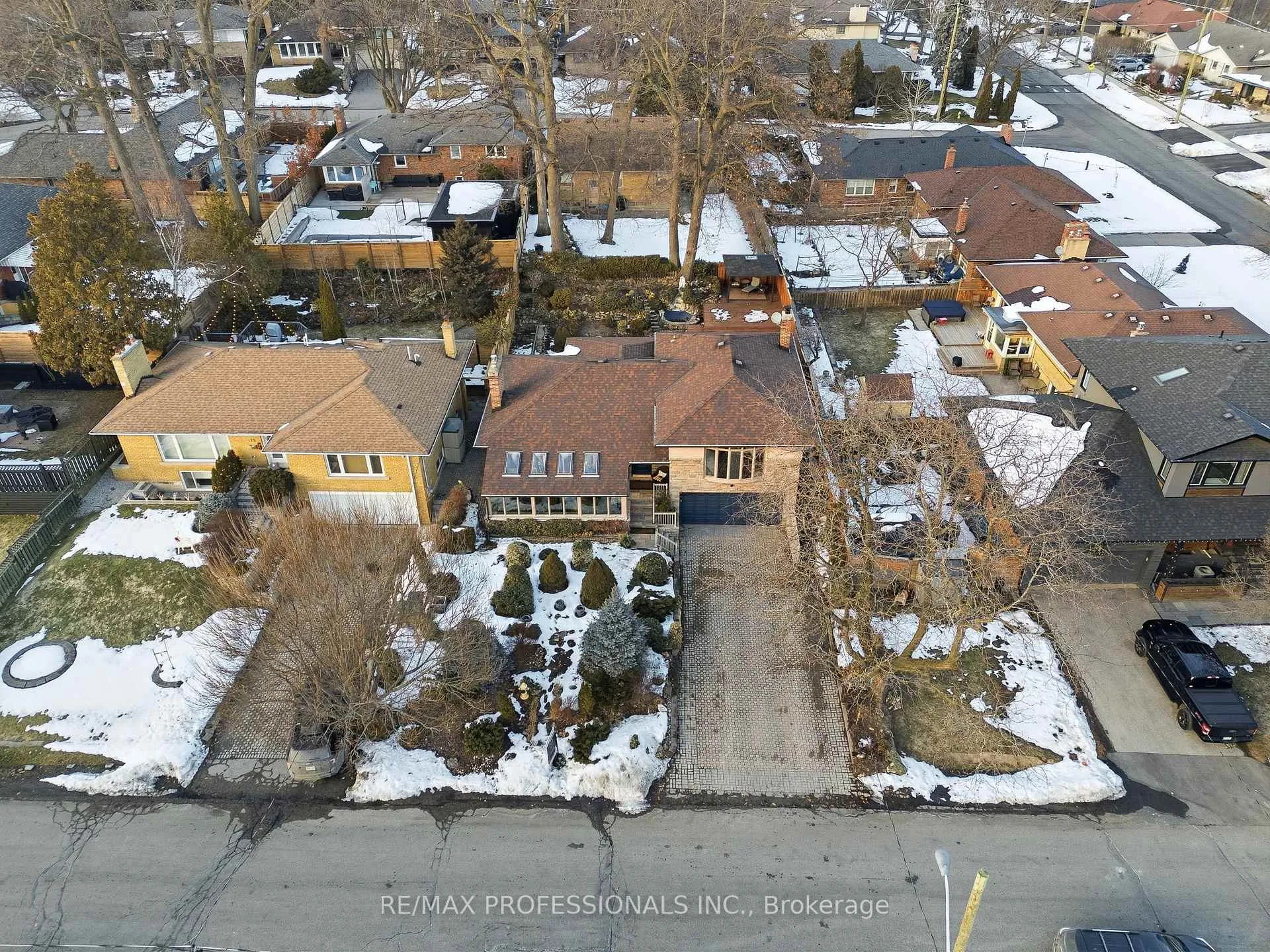Photo 3 of 21 Ivy Lea Crescent, Etobicoke, Stonegate-Queensway — HOMEH