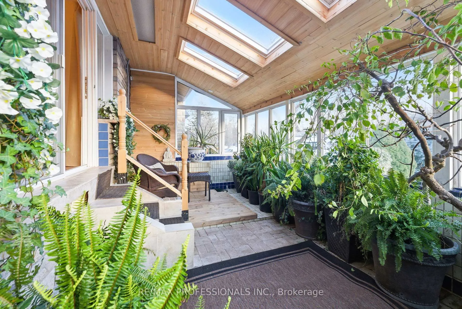 Photo 10 of 21 Ivy Lea Crescent, Etobicoke, Stonegate-Queensway — HOMEH