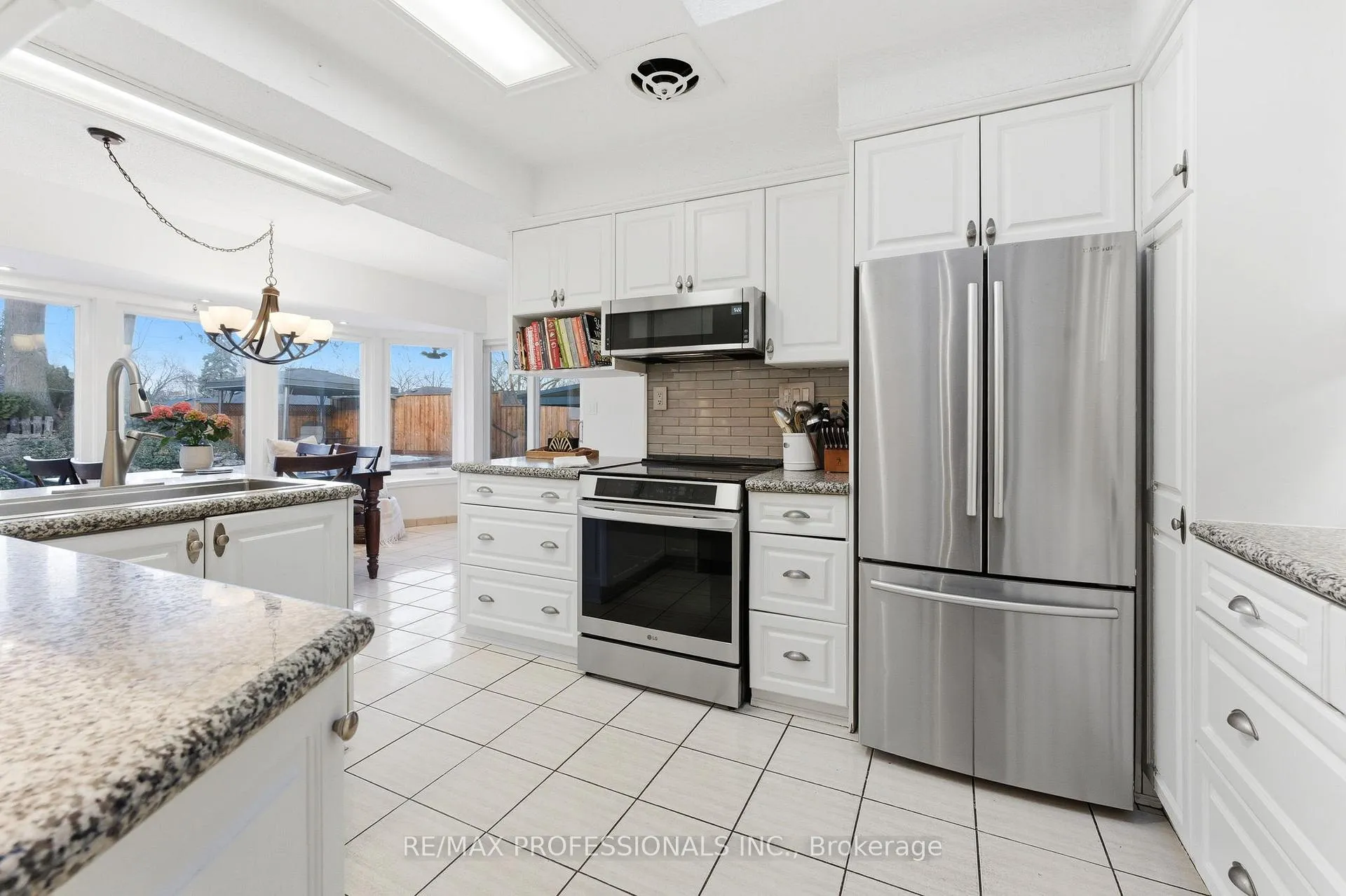 Photo 14 of 21 Ivy Lea Crescent, Etobicoke, Stonegate-Queensway — HOMEH