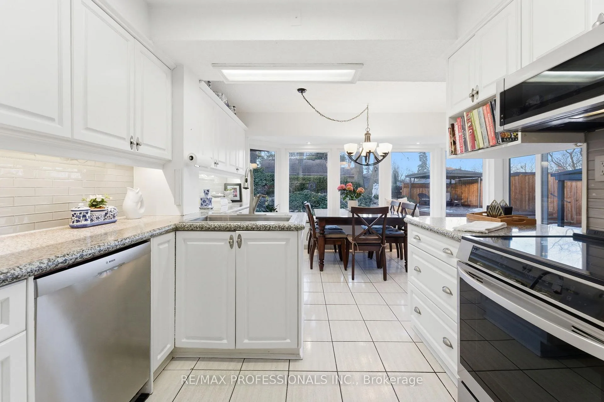 Photo 15 of 21 Ivy Lea Crescent, Etobicoke, Stonegate-Queensway — HOMEH