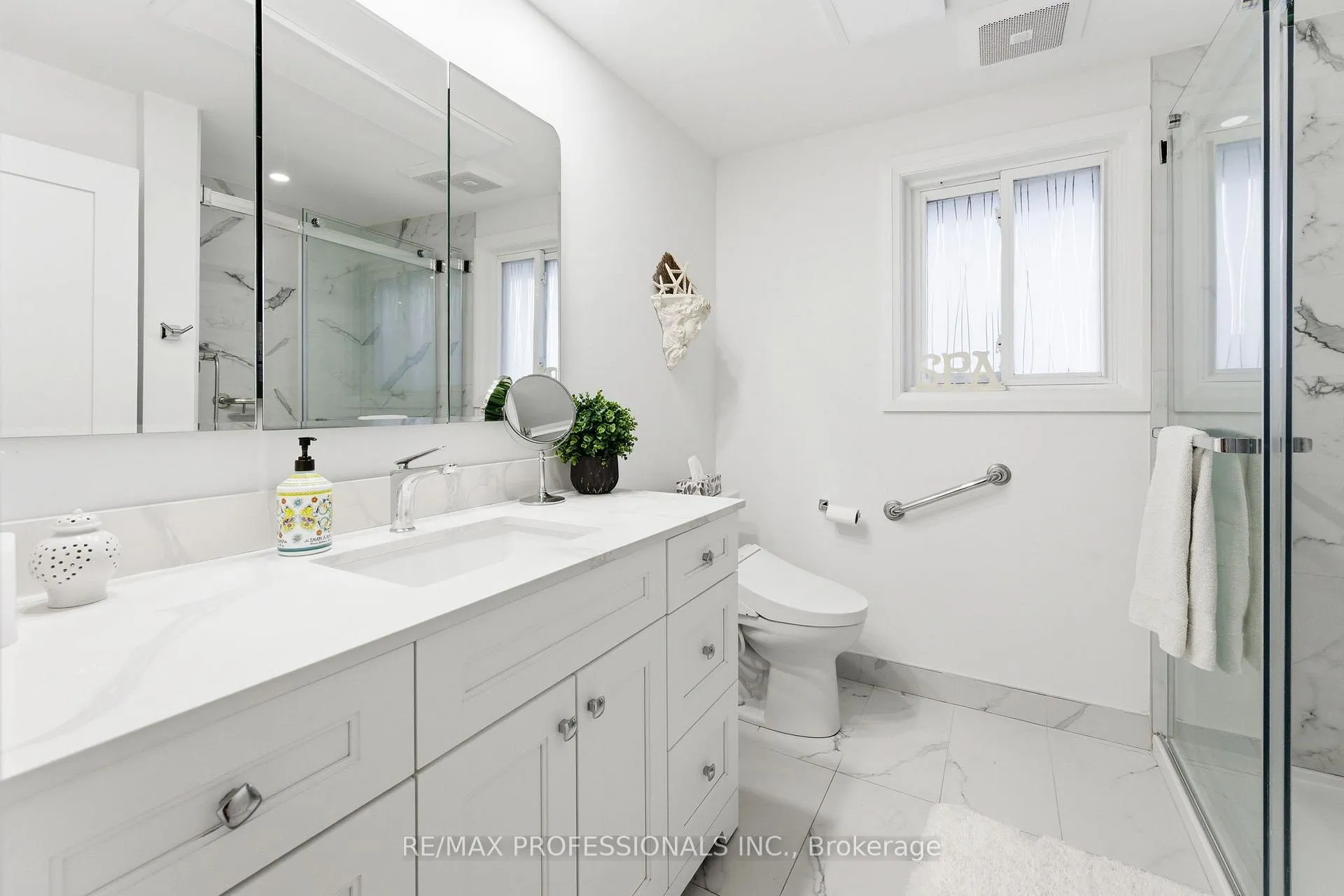 Photo 32 of 21 Ivy Lea Crescent, Etobicoke, Stonegate-Queensway — HOMEH