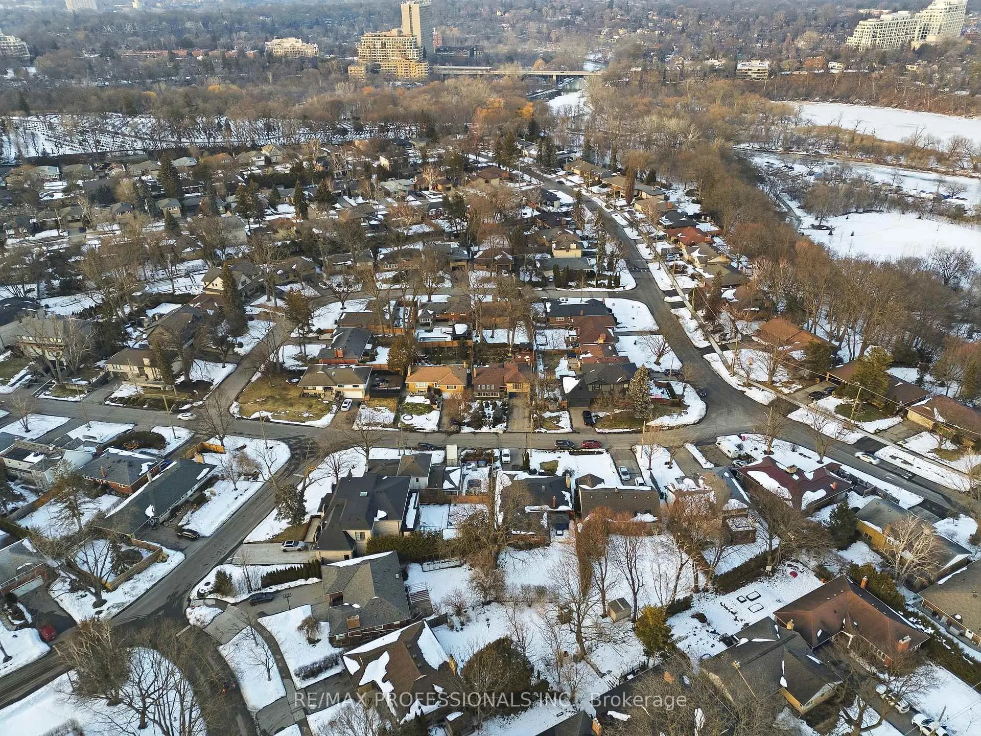 Photo 48 of 21 Ivy Lea Crescent, Etobicoke, Stonegate-Queensway — HOMEH