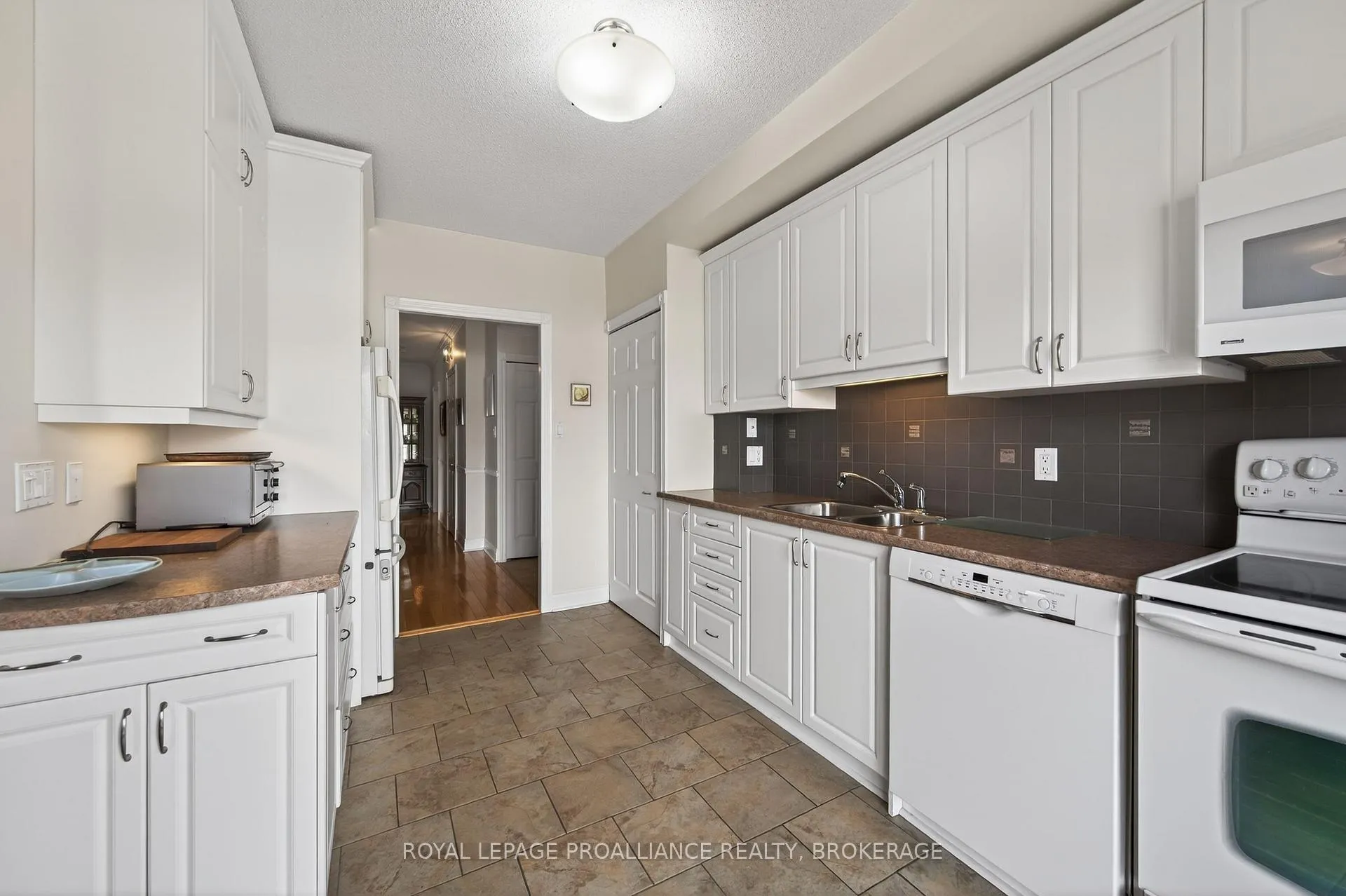 Photo 8 of Unit 404, 1000 King Street W, Kingston, Central City West — HOMEH
