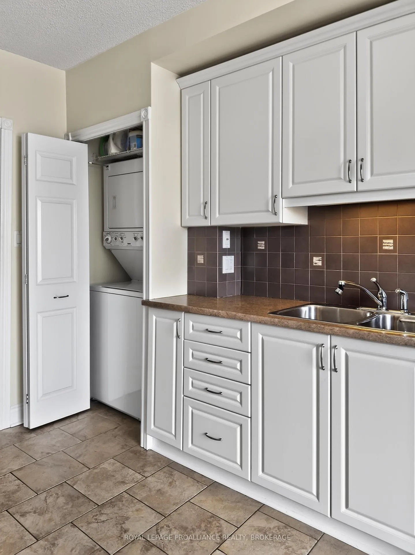 Photo 9 of Unit 404, 1000 King Street W, Kingston, Central City West — HOMEH