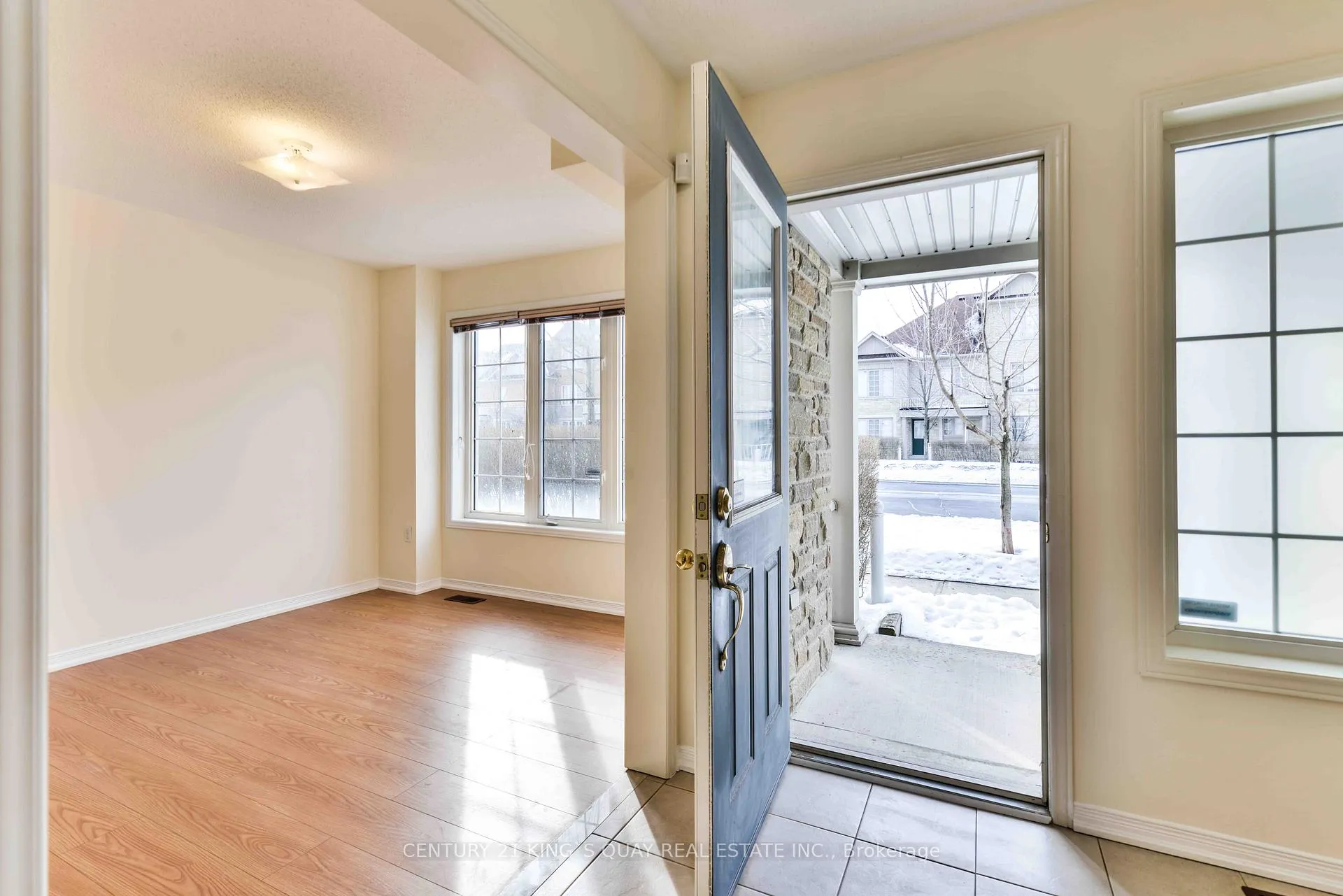 Photo 5 of 37 Prince Charles Way, Markham, Berczy — HOMEH