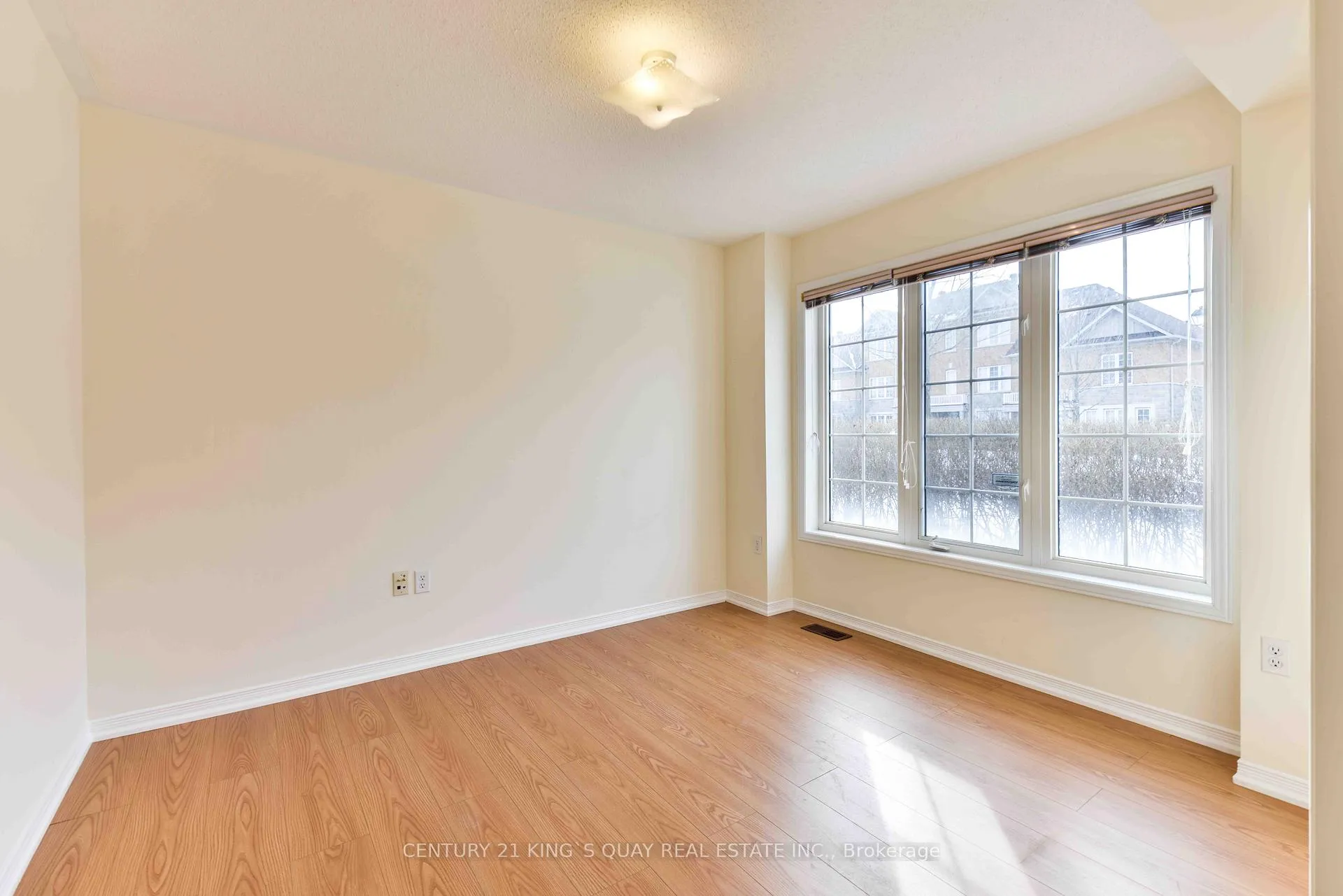Photo 6 of 37 Prince Charles Way, Markham, Berczy — HOMEH