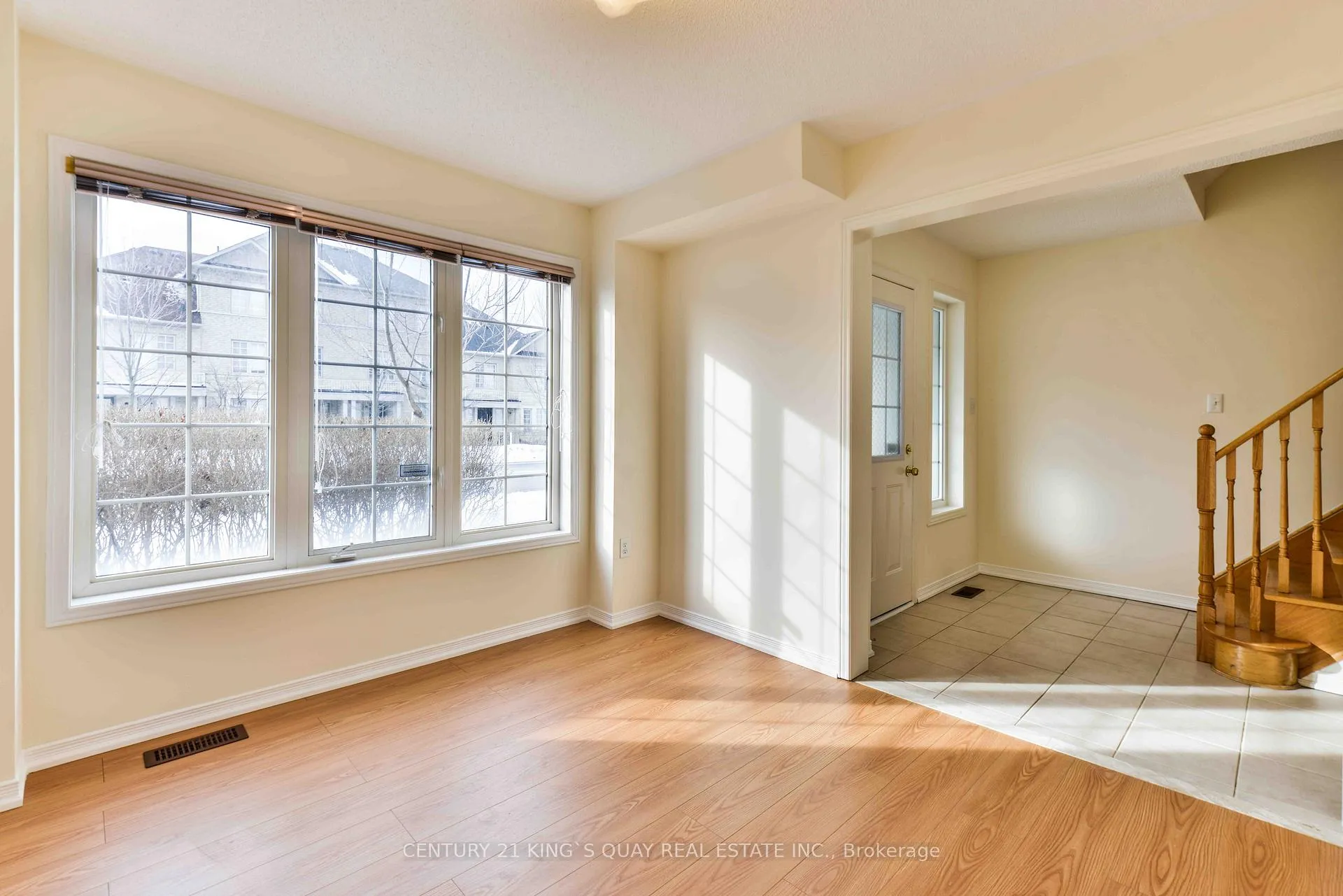 Photo 7 of 37 Prince Charles Way, Markham, Berczy — HOMEH