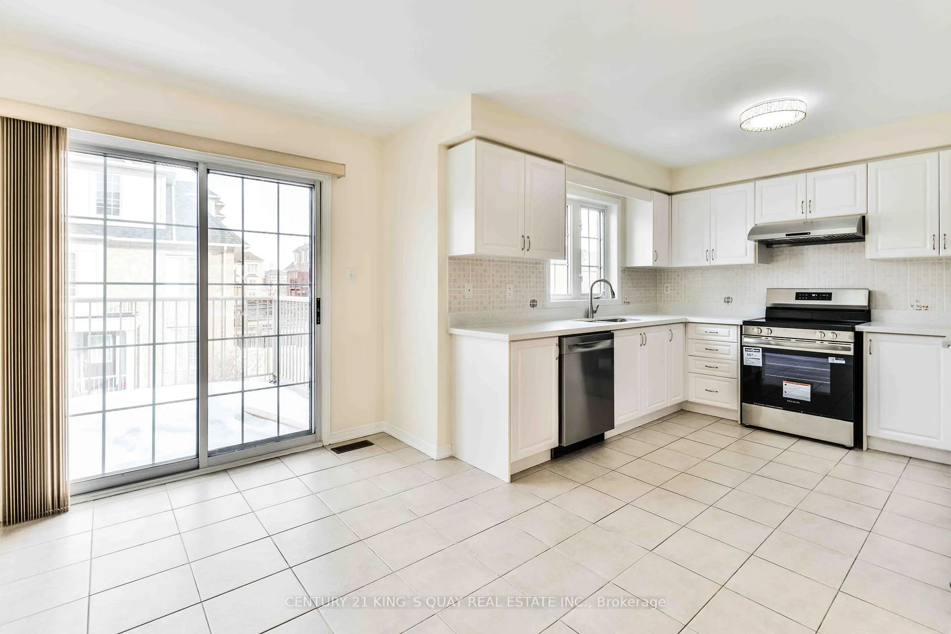 Photo 9 of 37 Prince Charles Way, Markham, Berczy — HOMEH