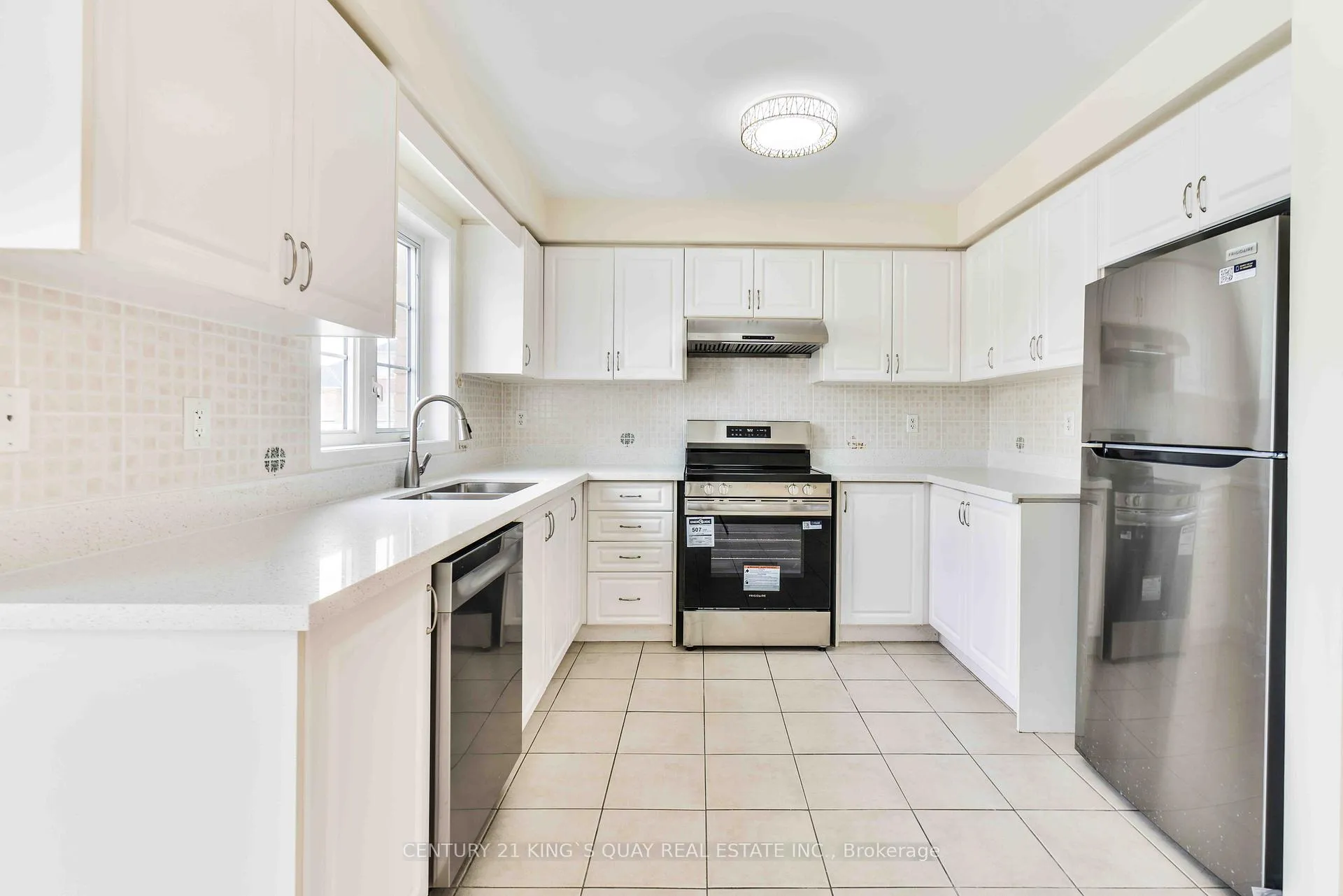 Photo 10 of 37 Prince Charles Way, Markham, Berczy — HOMEH