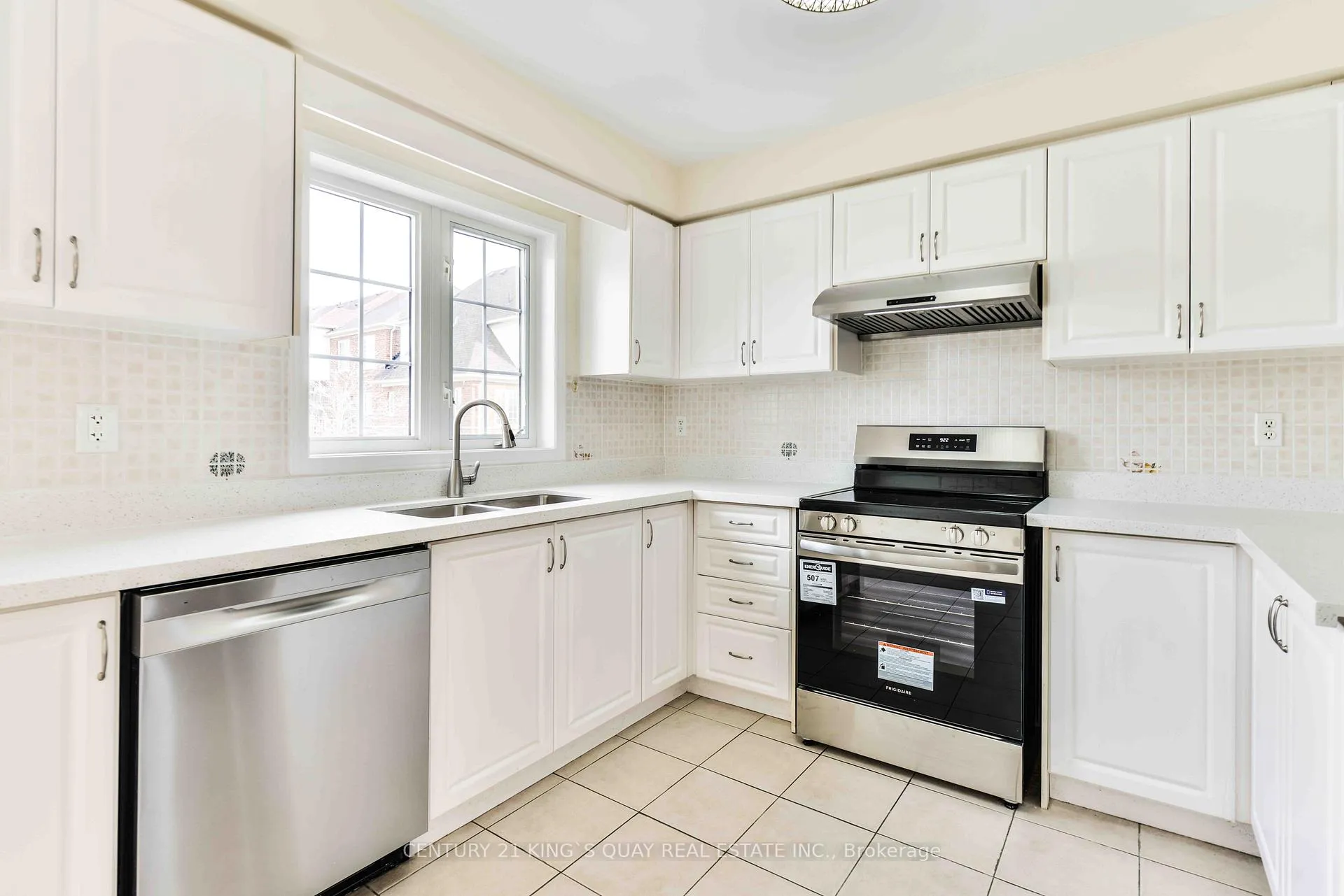 Photo 11 of 37 Prince Charles Way, Markham, Berczy — HOMEH