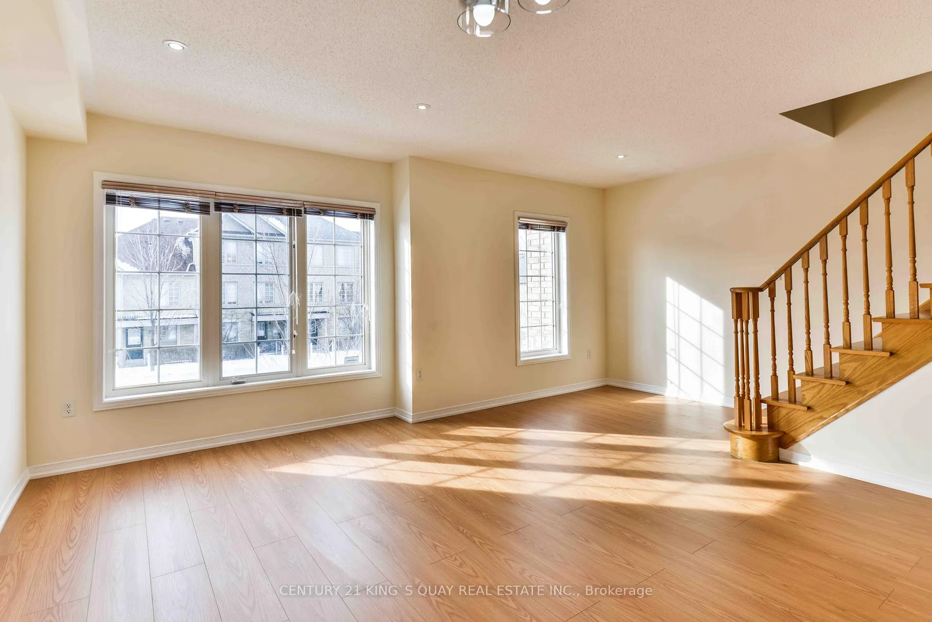 Photo 15 of 37 Prince Charles Way, Markham, Berczy — HOMEH