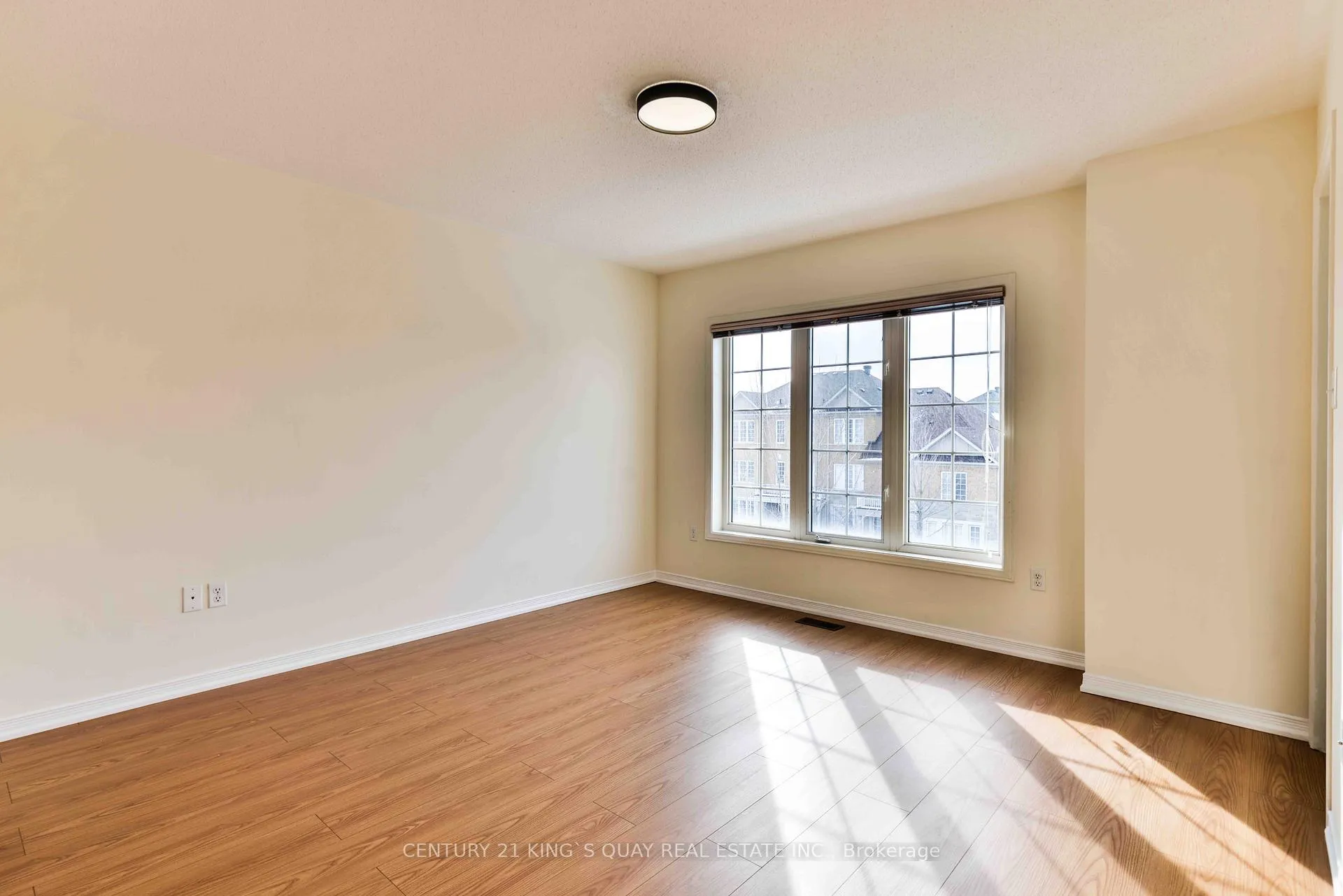Photo 17 of 37 Prince Charles Way, Markham, Berczy — HOMEH