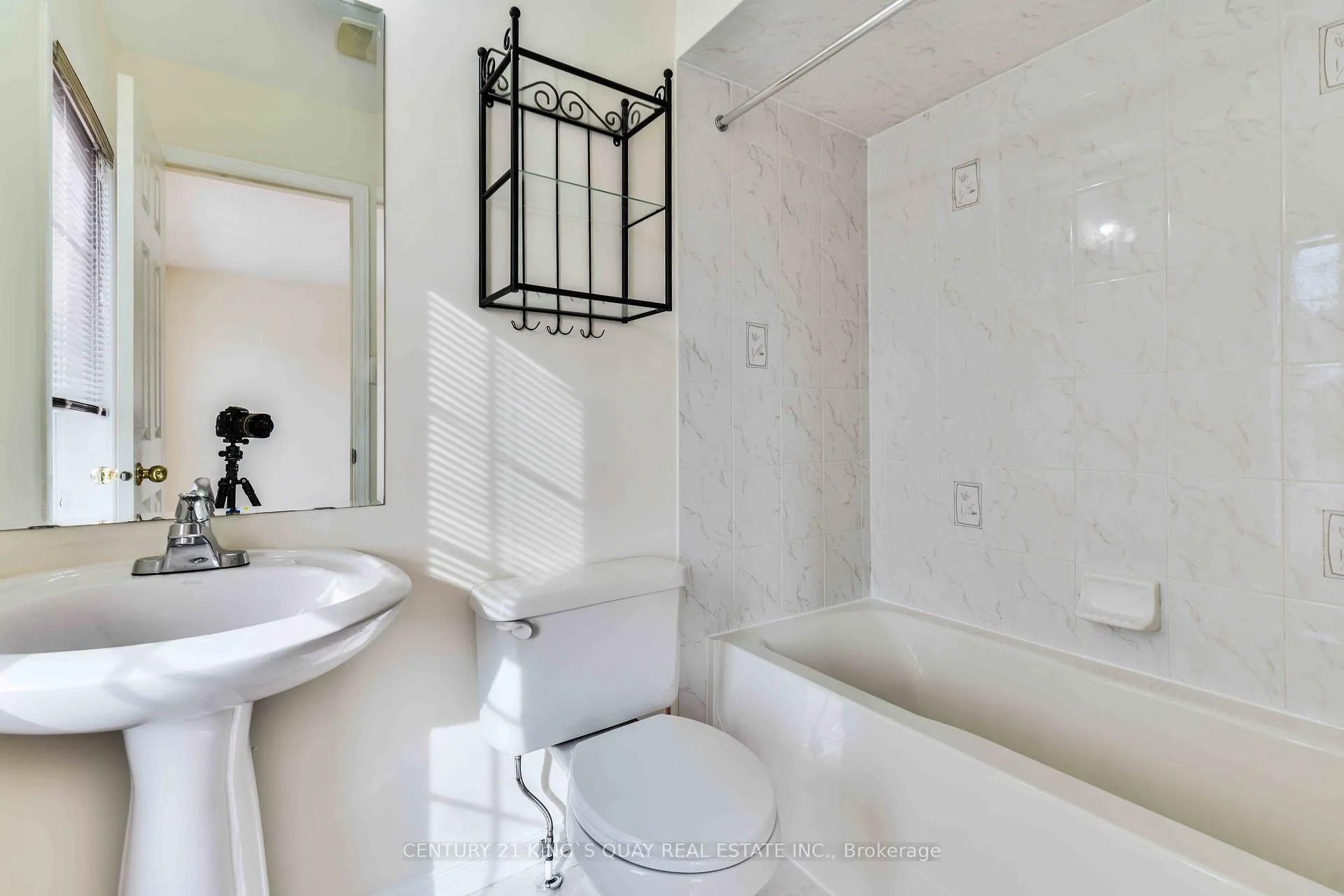 Photo 18 of 37 Prince Charles Way, Markham, Berczy — HOMEH