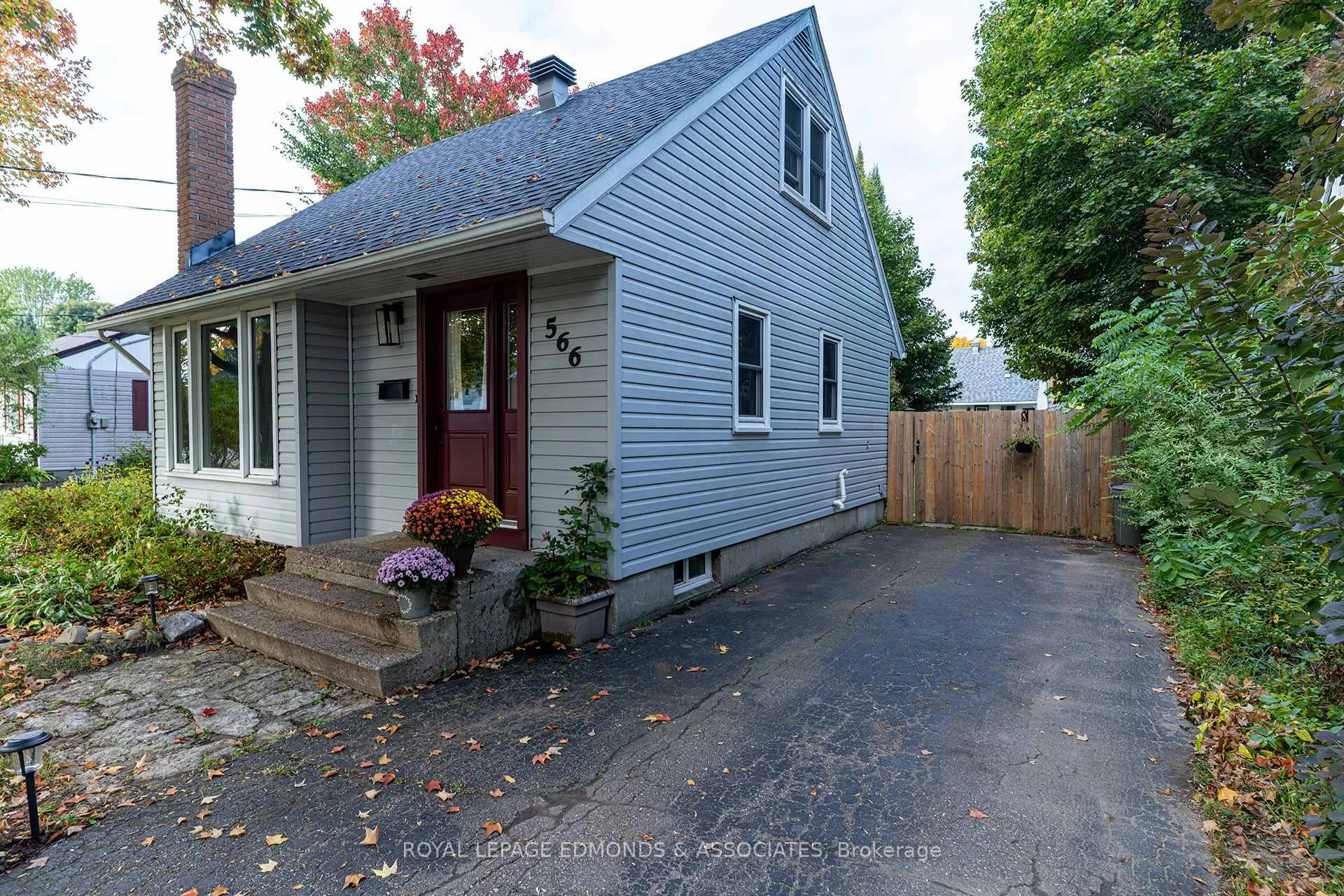 Photo 3 of 566 Elizabeth Street, Pembroke — HOMEH